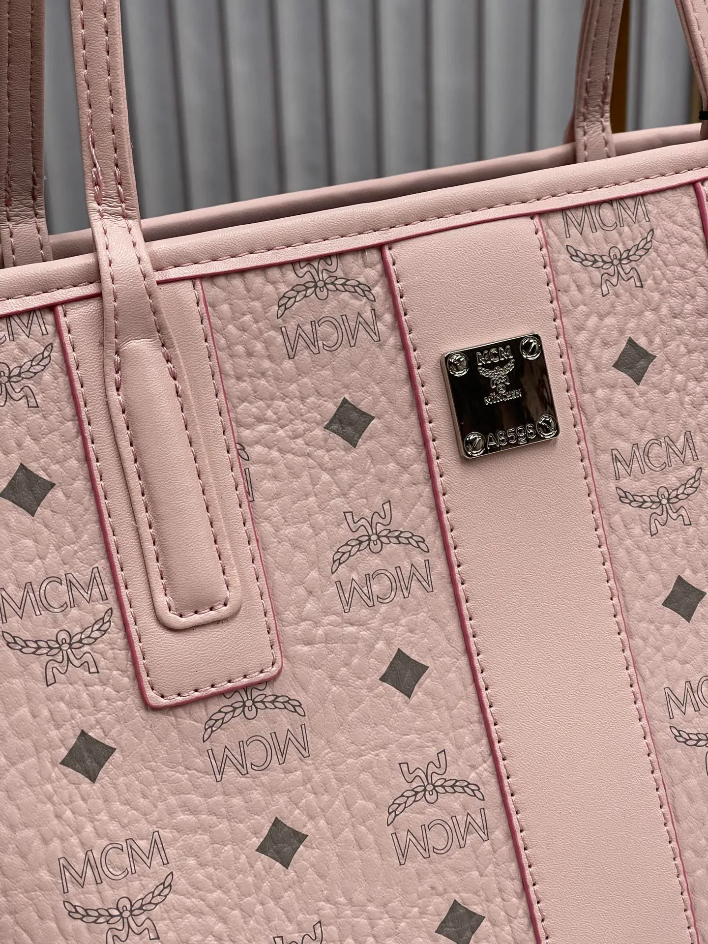 Batch 420💐MCM newly upgraded ✈️With gift box packaging [Exclusive real shot] Model 011 small size🔥Two classic looks are integrated into one daily item. This medium-sized Liz shopping bag is made of Visetos and Nappa calf leather and is reversible. The inside can be flipped out to reveal Cubic's classic pattern. Plus, the lightweight exterior expands and contracts with the leather drawstring. The included detachable zippered clutch adds to the functionality of this shopping bag and can also be removed and used as a separate wallet for short trips. Size: small size about 25X29X14CM