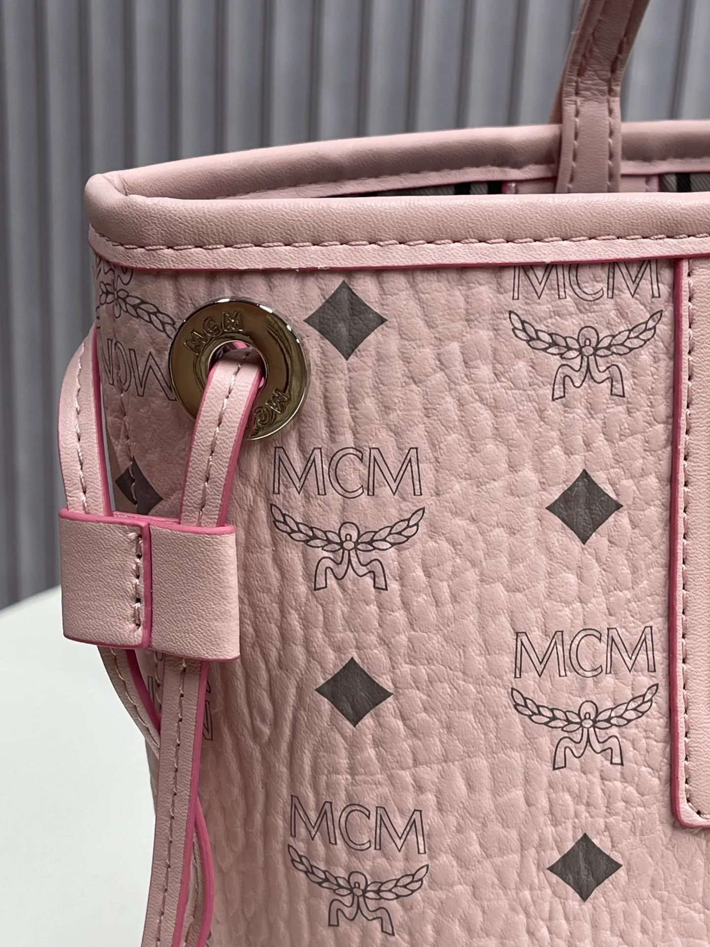 Batch 420💐MCM newly upgraded ✈️With gift box packaging [Exclusive real shot] Model 011 small size🔥Two classic looks are integrated into one daily item. This medium-sized Liz shopping bag is made of Visetos and Nappa calf leather and is reversible. The inside can be flipped out to reveal Cubic's classic pattern. Plus, the lightweight exterior expands and contracts with the leather drawstring. The included detachable zippered clutch adds to the functionality of this shopping bag and can also be removed and used as a separate wallet for short trips. Size: small size about 25X29X14CM