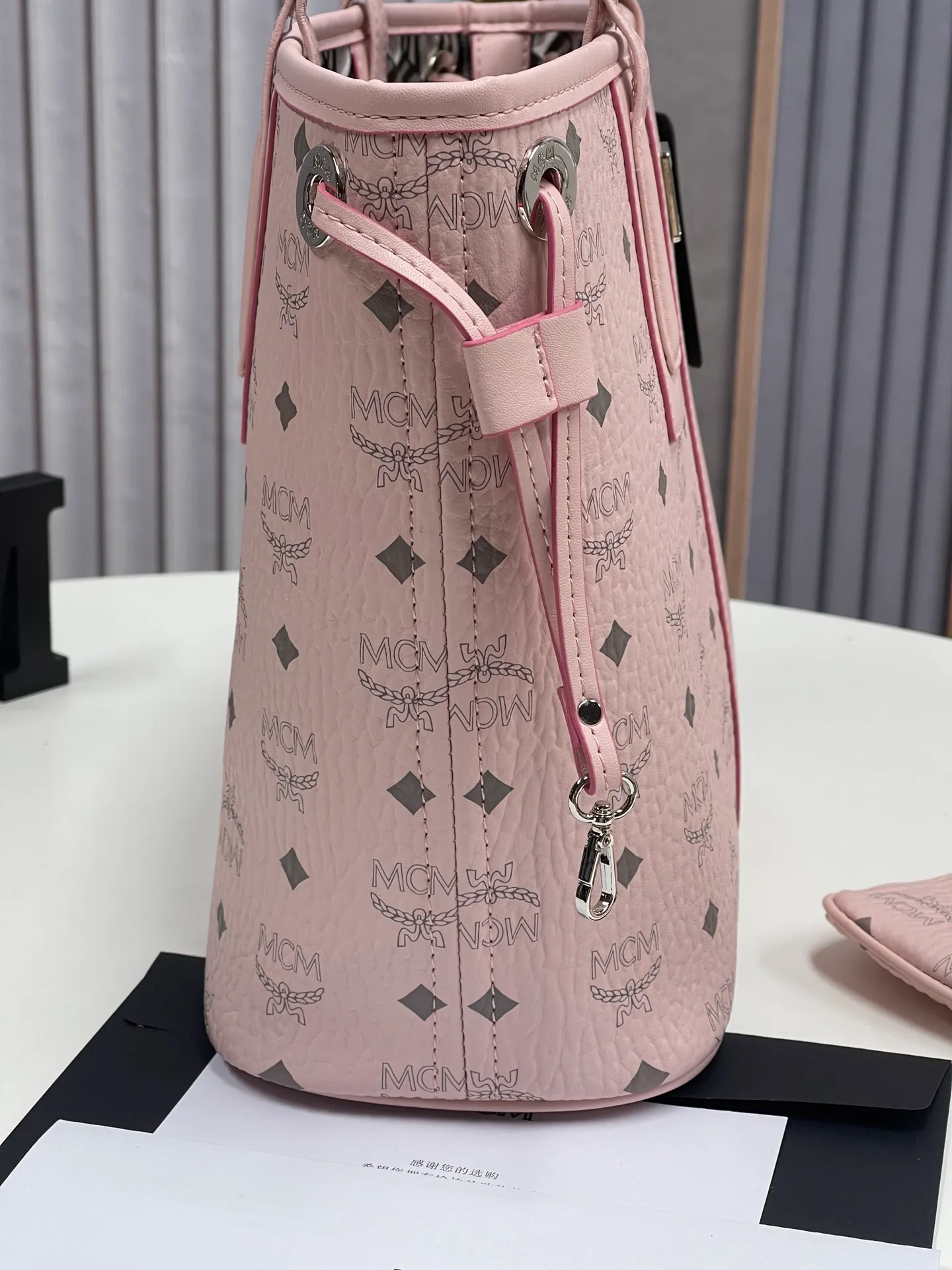 Batch 420💐MCM newly upgraded ✈️With gift box packaging [Exclusive real shot] Model 011 small size🔥Two classic looks are integrated into one daily item. This medium-sized Liz shopping bag is made of Visetos and Nappa calf leather and is reversible. The inside can be flipped out to reveal Cubic's classic pattern. Plus, the lightweight exterior expands and contracts with the leather drawstring. The included detachable zippered clutch adds to the functionality of this shopping bag and can also be removed and used as a separate wallet for short trips. Size: small size about 25X29X14CM