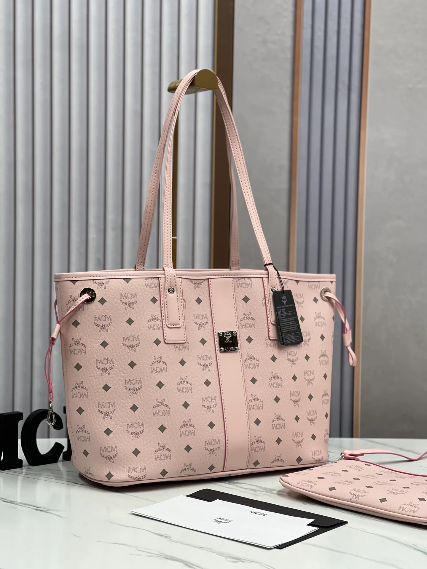 Batch 420💰💐MCM fully upgraded shopping bag master series with counter environmentally friendly ♻️gift box packaging🎁【Exclusive real shot】Model 01. This practical shopping bag in classic Visetos material is trimmed with Nappa leather and can be easily reversible to reveal the optical check print on the back. Plus, its roomy exterior allows for instant adjustments via the leather drawstring. The bag also comes with a detachable clutch that can be used as a separate wallet for short trips, allowing for unparalleled versatility. Medium size: approx. 17.0 x 36.0 x 28.0 cm Medium