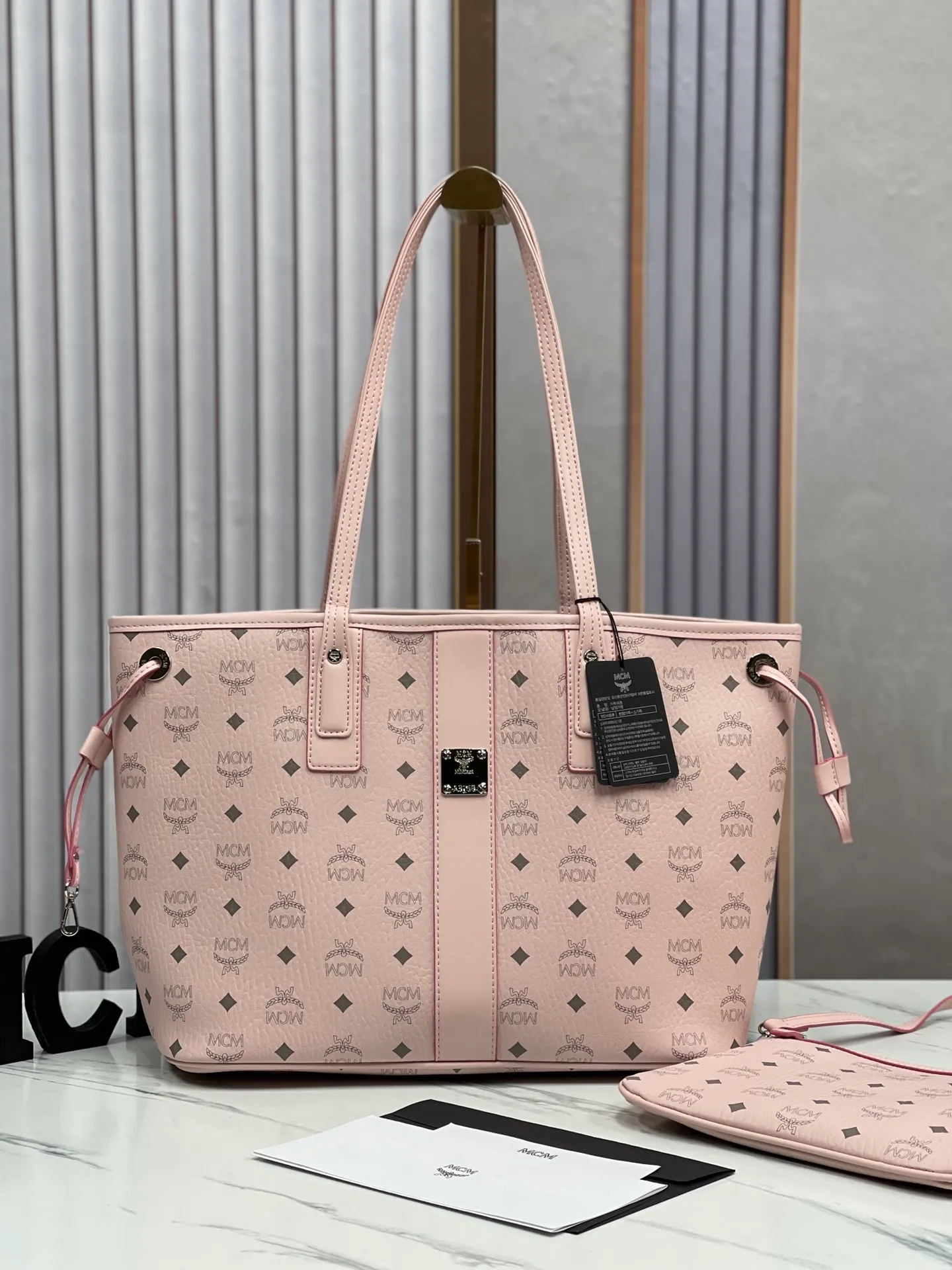 Batch 420💰💐MCM fully upgraded shopping bag master series with counter environmentally friendly ♻️gift box packaging🎁【Exclusive real shot】Model 01. This practical shopping bag in classic Visetos material is trimmed with Nappa leather and can be easily reversible to reveal the optical check print on the back. Plus, its roomy exterior allows for instant adjustments via the leather drawstring. The bag also comes with a detachable clutch that can be used as a separate wallet for short trips, allowing for unparalleled versatility. Medium size: approx. 17.0 x 36.0 x 28.0 cm Medium