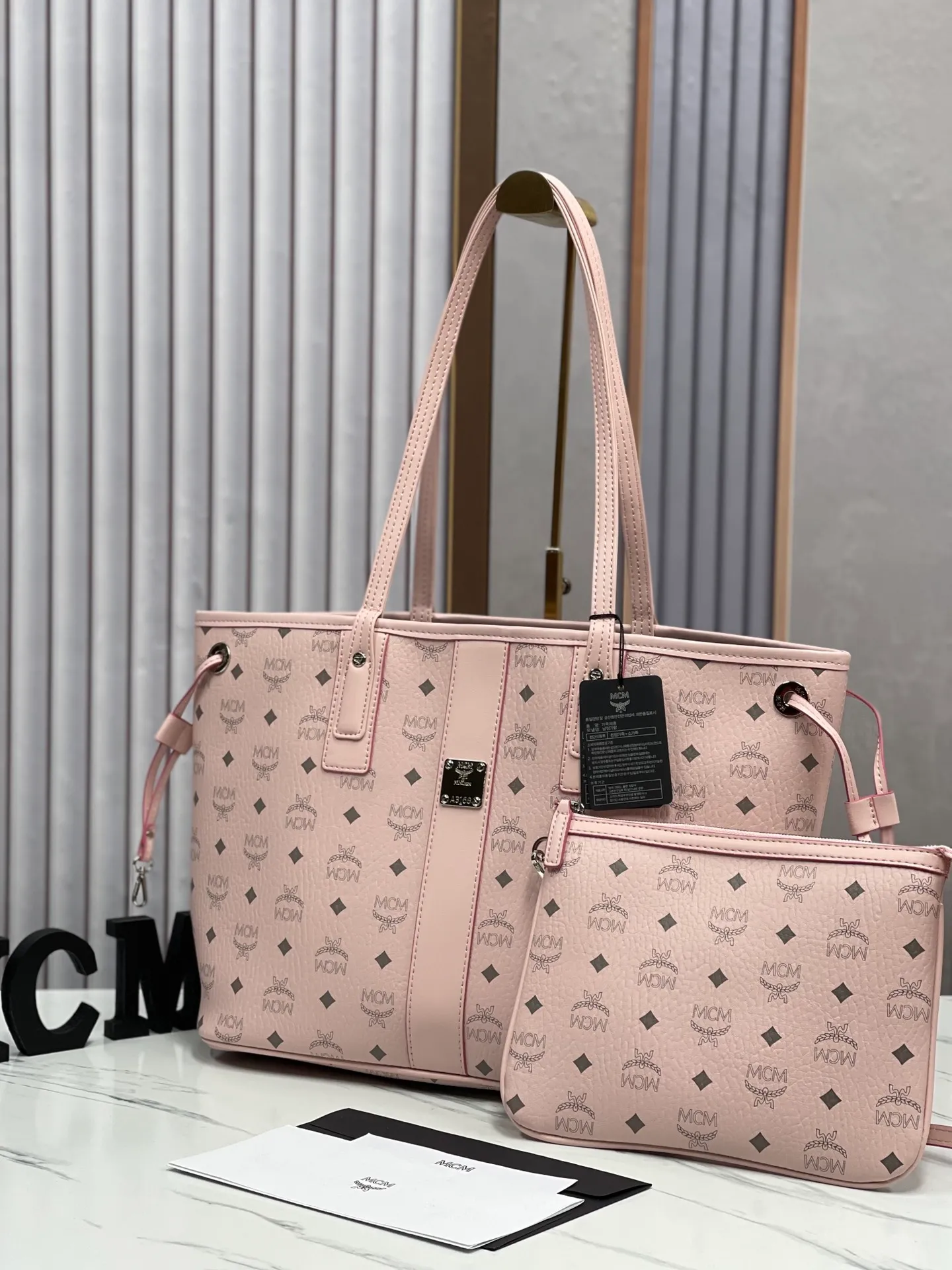 Batch 420💰💐MCM fully upgraded shopping bag master series with counter environmentally friendly ♻️gift box packaging🎁【Exclusive real shot】Model 01. This practical shopping bag in classic Visetos material is trimmed with Nappa leather and can be easily reversible to reveal the optical check print on the back. Plus, its roomy exterior allows for instant adjustments via the leather drawstring. The bag also comes with a detachable clutch that can be used as a separate wallet for short trips, allowing for unparalleled versatility. Medium size: approx. 17.0 x 36.0 x 28.0 cm Medium