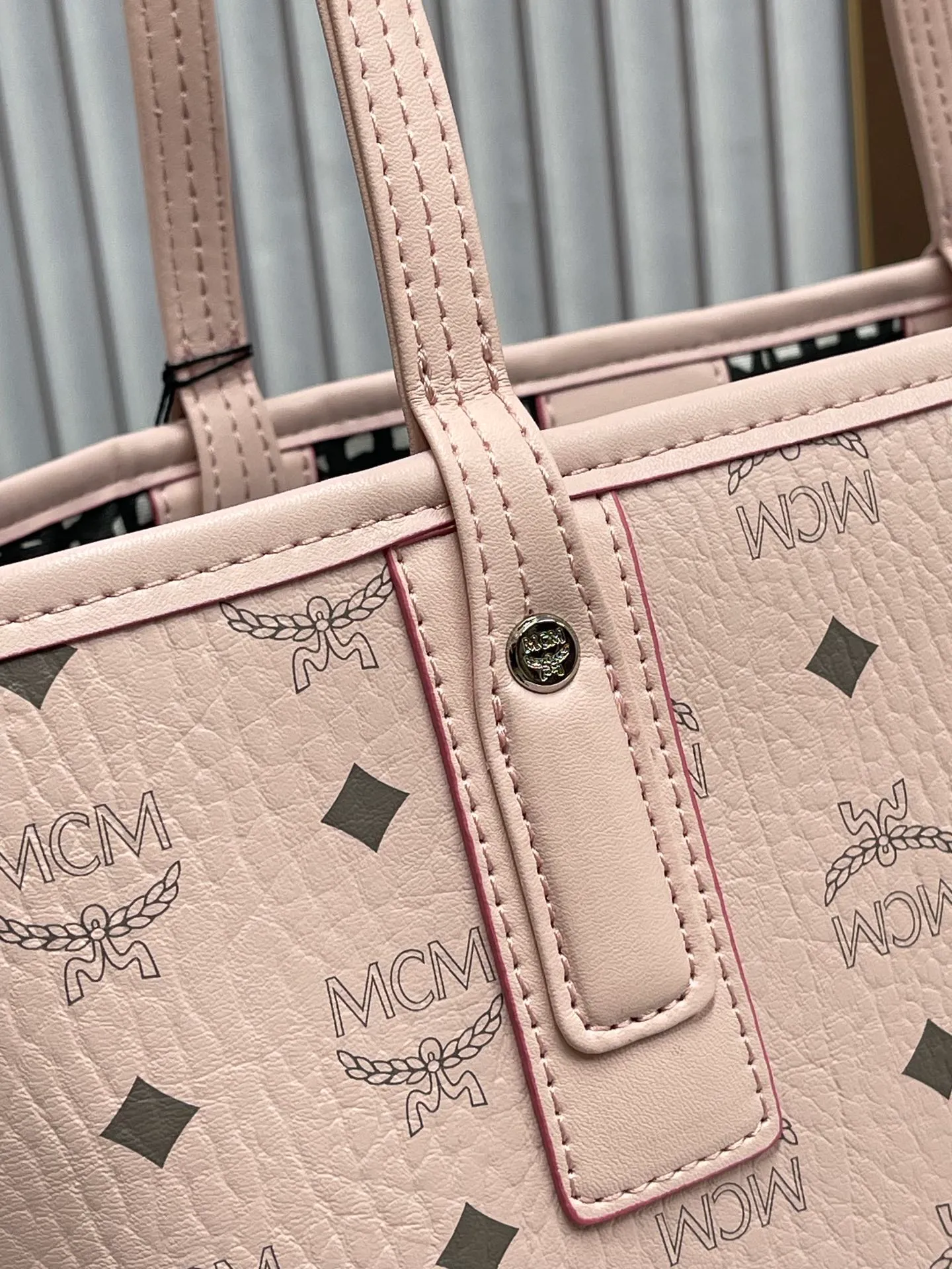 Batch 420💰💐MCM fully upgraded shopping bag master series with counter environmentally friendly ♻️gift box packaging🎁【Exclusive real shot】Model 01. This practical shopping bag in classic Visetos material is trimmed with Nappa leather and can be easily reversible to reveal the optical check print on the back. Plus, its roomy exterior allows for instant adjustments via the leather drawstring. The bag also comes with a detachable clutch that can be used as a separate wallet for short trips, allowing for unparalleled versatility. Medium size: approx. 17.0 x 36.0 x 28.0 cm Medium