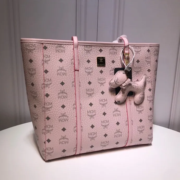 Batch 380💰MCM⚜️🆕Toni Visetos Shopping Bag This Toni Shopping Bag🛍️ is made of classic Visetos material and trimmed with soft Nappa leather. Its trapezoidal shape combines aesthetic features with strong practicality. The interior's luxurious cotton canvas compartments are printed with a chain link pattern inspired by ⚜️MCM⚜️ traditional street fashion, and a top zipper closure keeps belongings safe. Model 6718 🌼Size: 32x 32x 16🎫🌸