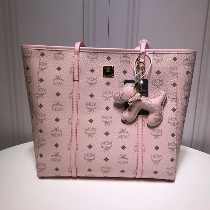 Batch 380💰MCM⚜️🆕Toni Visetos Shopping Bag This Toni Shopping Bag🛍️ is made of classic Visetos material and trimmed with soft Nappa leather. Its trapezoidal shape combines aesthetic features with strong practicality. The interior's luxurious cotton canvas compartments are printed with a chain link pattern inspired by ⚜️MCM⚜️ traditional street fashion, and a top zipper closure keeps belongings safe. Model 6718 🌼Size: 32x 32x 16🎫🌸