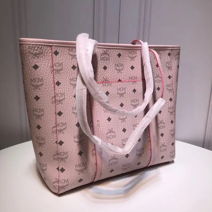 Batch 380💰MCM⚜️🆕Toni Visetos Shopping Bag This Toni Shopping Bag🛍️ is made of classic Visetos material and trimmed with soft Nappa leather. Its trapezoidal shape combines aesthetic features with strong practicality. The interior's luxurious cotton canvas compartments are printed with a chain link pattern inspired by ⚜️MCM⚜️ traditional street fashion, and a top zipper closure keeps belongings safe. Model 6718 🌼Size: 32x 32x 16🎫🌸