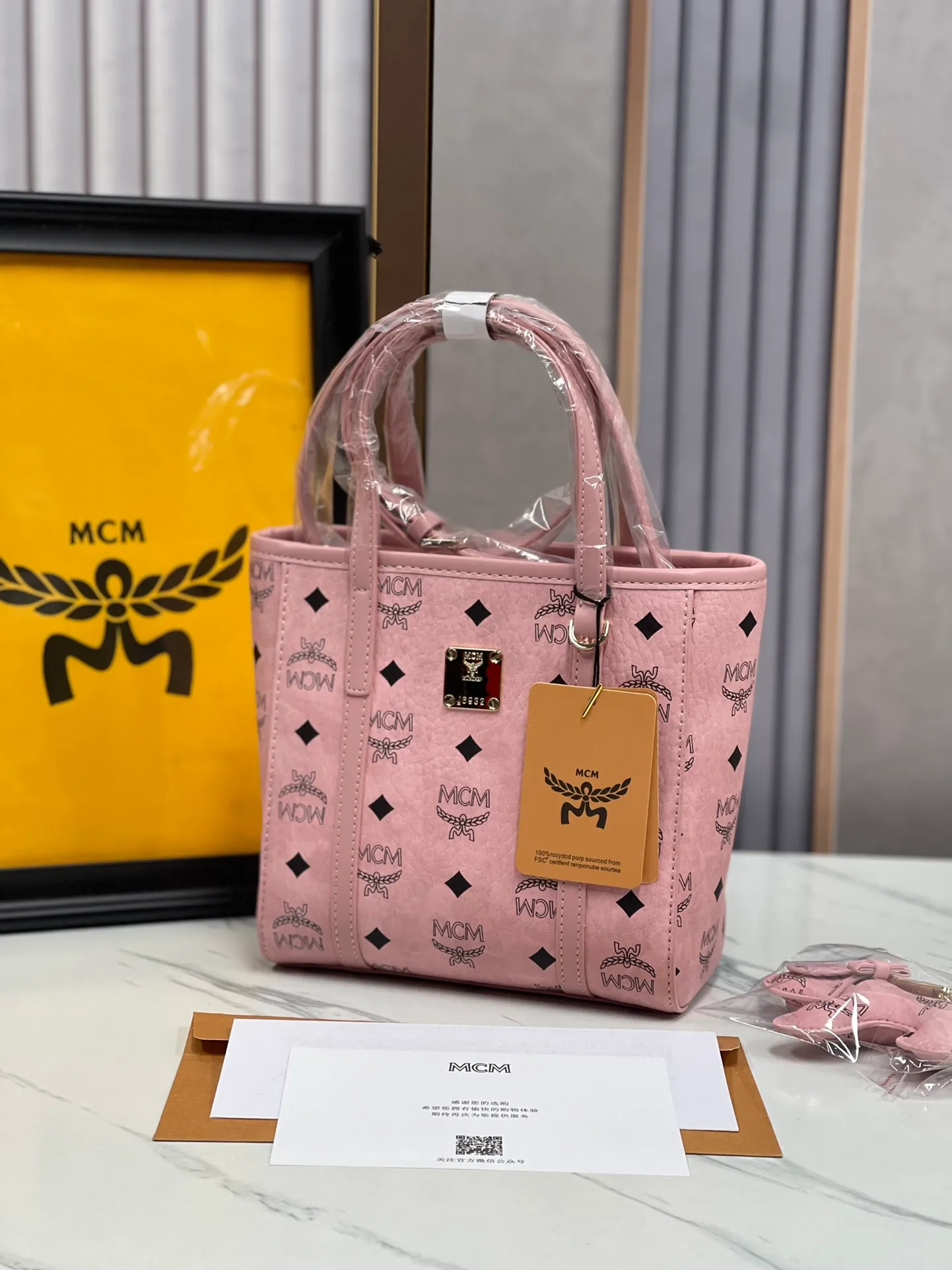 Batch 360💰🎋MCM counter new color·Sakura pink🌸·New upgraded version·High quality✈️ Comes with environmentally friendly gift box♻️🎁Packaging model: 190820 Toni Visetos shopping bag has a new look, super beautiful👗 This compact shopping bag is multi-functional and will last forever. Don't let the size of this mini tote fool you, it's designed with spacious interior and exterior compartments to store all your small essentials. The cotton canvas lining features a print inspired by street fashion, subtly retaining MCM's adventurous aesthetic. Pair it with the included cross-body strap for hands-free functionality and greater portability. 18.5x19x9.5cm🌸