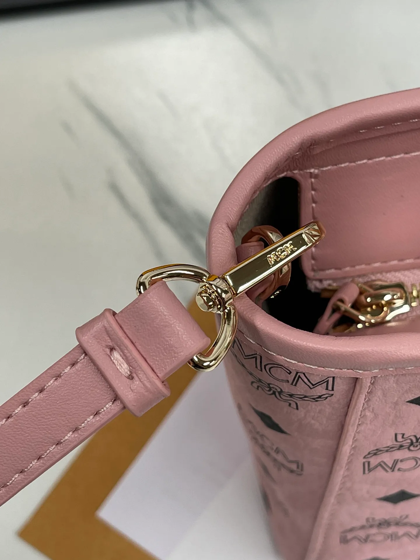 Batch 360💰🎋MCM counter new color·Sakura pink🌸·New upgraded version·High quality✈️ Comes with environmentally friendly gift box♻️🎁Packaging model: 190820 Toni Visetos shopping bag has a new look, super beautiful👗 This compact shopping bag is multi-functional and will last forever. Don't let the size of this mini tote fool you, it's designed with spacious interior and exterior compartments to store all your small essentials. The cotton canvas lining features a print inspired by street fashion, subtly retaining MCM's adventurous aesthetic. Pair it with the included cross-body strap for hands-free functionality and greater portability. 18.5x19x9.5cm🌸