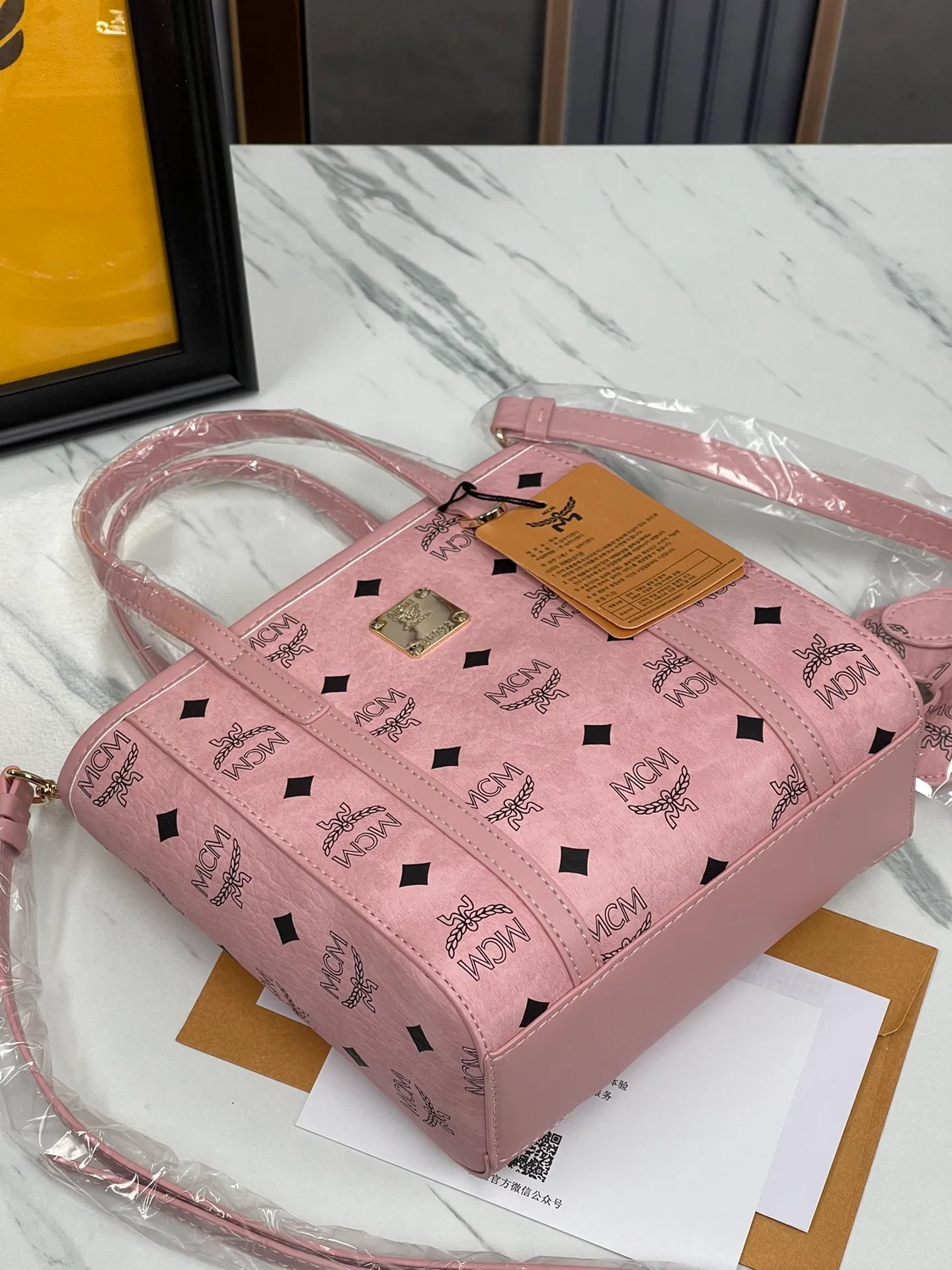 Batch 360💰🎋MCM counter new color·Sakura pink🌸·New upgraded version·High quality✈️ Comes with environmentally friendly gift box♻️🎁Packaging model: 190820 Toni Visetos shopping bag has a new look, super beautiful👗 This compact shopping bag is multi-functional and will last forever. Don't let the size of this mini tote fool you, it's designed with spacious interior and exterior compartments to store all your small essentials. The cotton canvas lining features a print inspired by street fashion, subtly retaining MCM's adventurous aesthetic. Pair it with the included cross-body strap for hands-free functionality and greater portability. 18.5x19x9.5cm🌸
