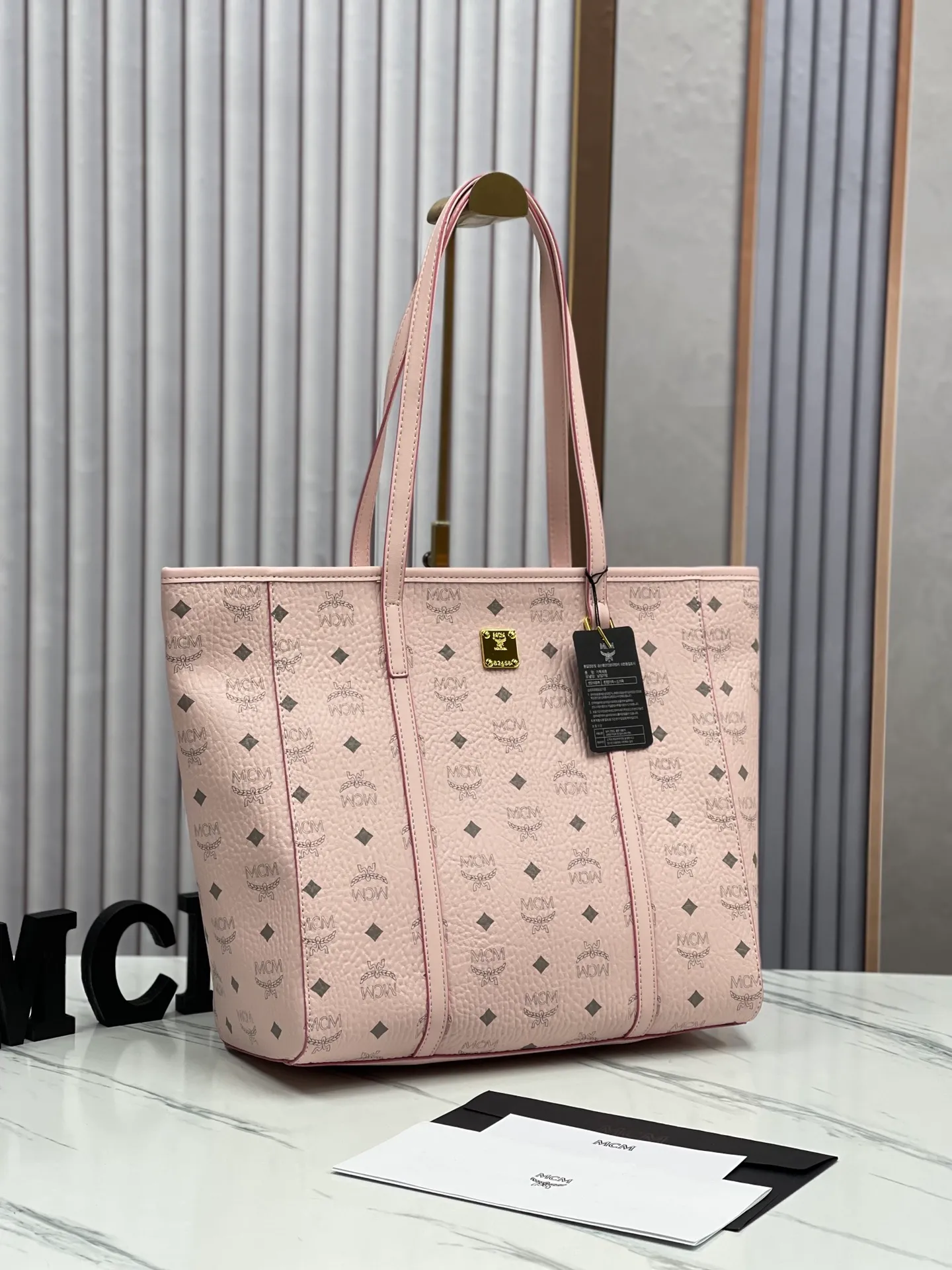 Batch 400💐MCM large shopping bag [New model launched] No gift box🎁Packaging Model 09. 🦁️Toni shopping bag is made of classic Visetos material and decorated with soft Nappa leather trim. The trapezoidal shape combines aesthetic features with strong practicality. Inside, the luxurious cotton canvas compartment is printed with a chain-link pattern inspired by traditional street fashion, and a top zip closure keeps belongings safe. Dimensions: 32 x 32 x 16.0 cm,