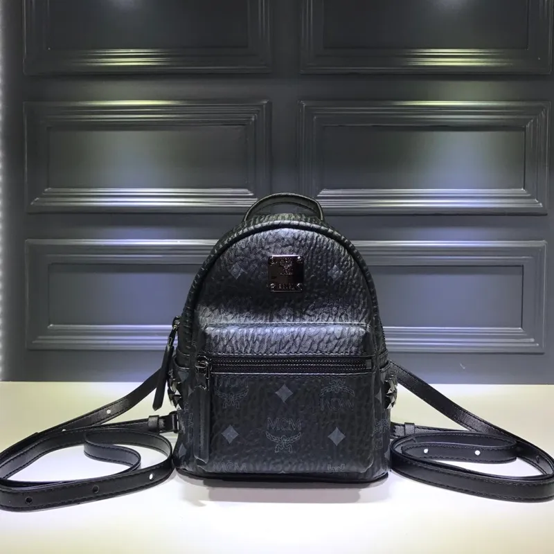 Batch 410💰M Home [actual photo taken with mobile phone] Original order super miniMCM Fashion Express #18 The new version of the metallic style is equipped with MCM side studs to create an addictive daily trendy product, showing the brand's neo-futuristic aesthetics; the side studs and classic patterns collide to create a classic and playful effect, which is hard to put down. 🌼Super mini size: 17*21*9cm🌷🌷