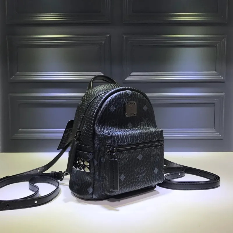 Batch 410💰M Home [actual photo taken with mobile phone] Original order super miniMCM Fashion Express #18 The new version of the metallic style is equipped with MCM side studs to create an addictive daily trendy product, showing the brand's neo-futuristic aesthetics; the side studs and classic patterns collide to create a classic and playful effect, which is hard to put down. 🌼Super mini size: 17*21*9cm🌷🌷