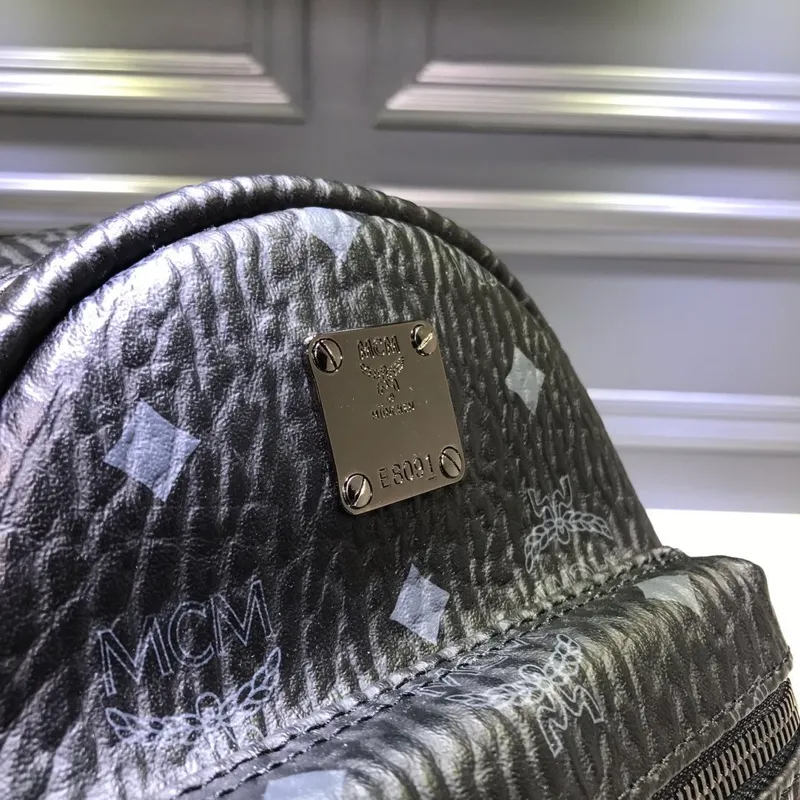 Batch 410💰M Home [actual photo taken with mobile phone] Original order super miniMCM Fashion Express #18 The new version of the metallic style is equipped with MCM side studs to create an addictive daily trendy product, showing the brand's neo-futuristic aesthetics; the side studs and classic patterns collide to create a classic and playful effect, which is hard to put down. 🌼Super mini size: 17*21*9cm🌷🌷