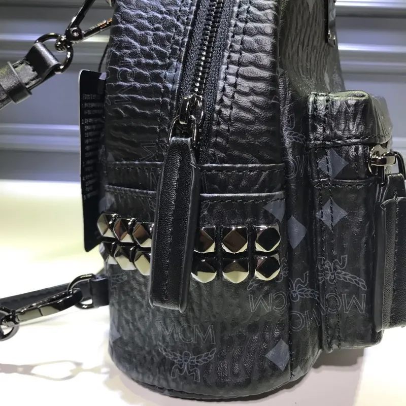 Batch 410💰M Home [actual photo taken with mobile phone] Original order super miniMCM Fashion Express #18 The new version of the metallic style is equipped with MCM side studs to create an addictive daily trendy product, showing the brand's neo-futuristic aesthetics; the side studs and classic patterns collide to create a classic and playful effect, which is hard to put down. 🌼Super mini size: 17*21*9cm🌷🌷