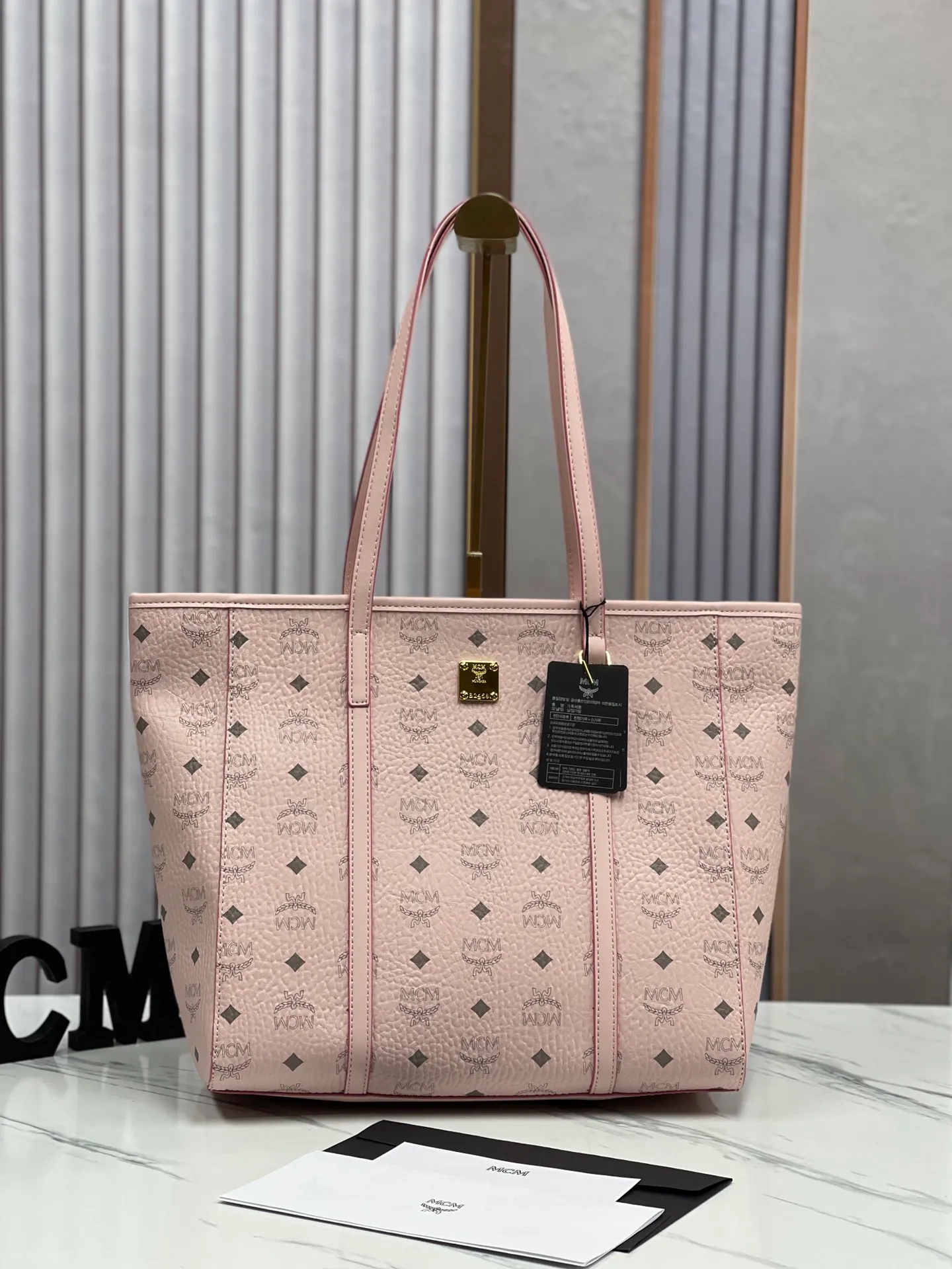 Batch 420💐MCM large shopping bag [New model launched] No gift box🎁Packaging Model 09. 🦁️Toni shopping bag is made of classic Visetos material and decorated with soft Nappa leather trim. The trapezoidal shape combines aesthetic features with strong practicality. Inside, the luxurious cotton canvas compartment is printed with a chain-link pattern inspired by traditional street fashion, and a top zip closure keeps belongings safe. Dimensions: 32 x 32 x 16.0 cm,