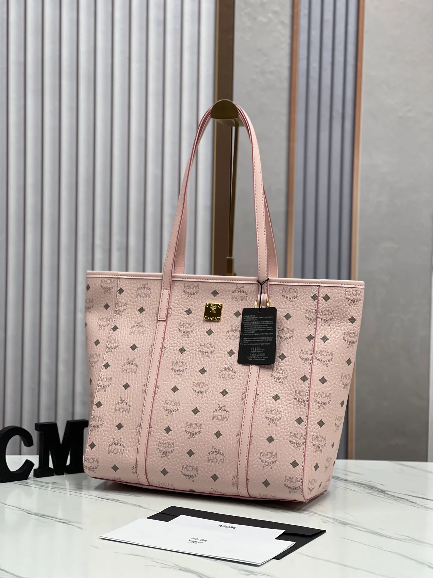 Batch 420💐MCM large shopping bag [New model launched] No gift box🎁Packaging Model 09. 🦁️Toni shopping bag is made of classic Visetos material and decorated with soft Nappa leather trim. The trapezoidal shape combines aesthetic features with strong practicality. Inside, the luxurious cotton canvas compartment is printed with a chain-link pattern inspired by traditional street fashion, and a top zip closure keeps belongings safe. Dimensions: 32 x 32 x 16.0 cm,