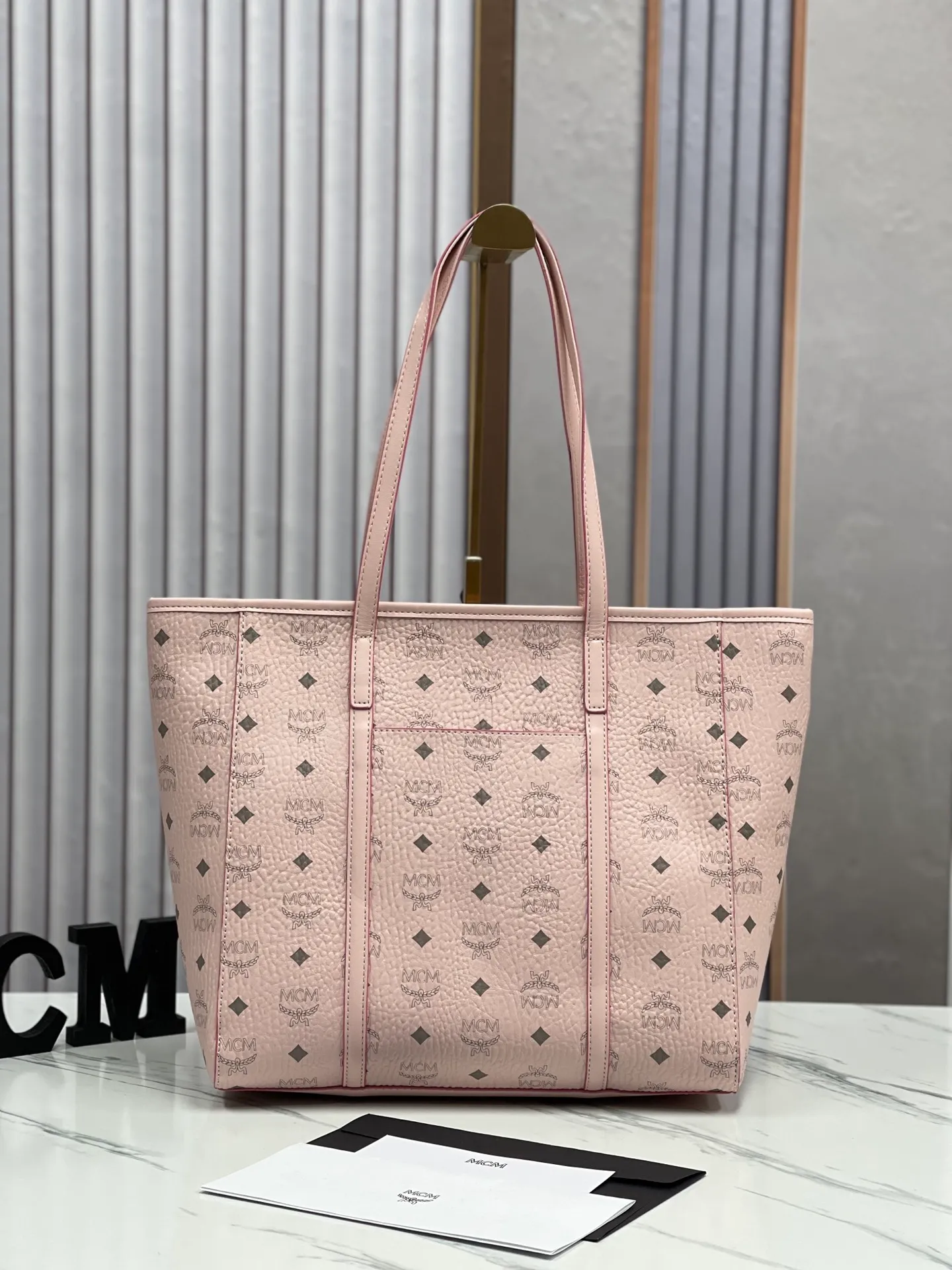 Batch 420💐MCM large shopping bag [New model launched] No gift box🎁Packaging Model 09. 🦁️Toni shopping bag is made of classic Visetos material and decorated with soft Nappa leather trim. The trapezoidal shape combines aesthetic features with strong practicality. Inside, the luxurious cotton canvas compartment is printed with a chain-link pattern inspired by traditional street fashion, and a top zip closure keeps belongings safe. Dimensions: 32 x 32 x 16.0 cm,