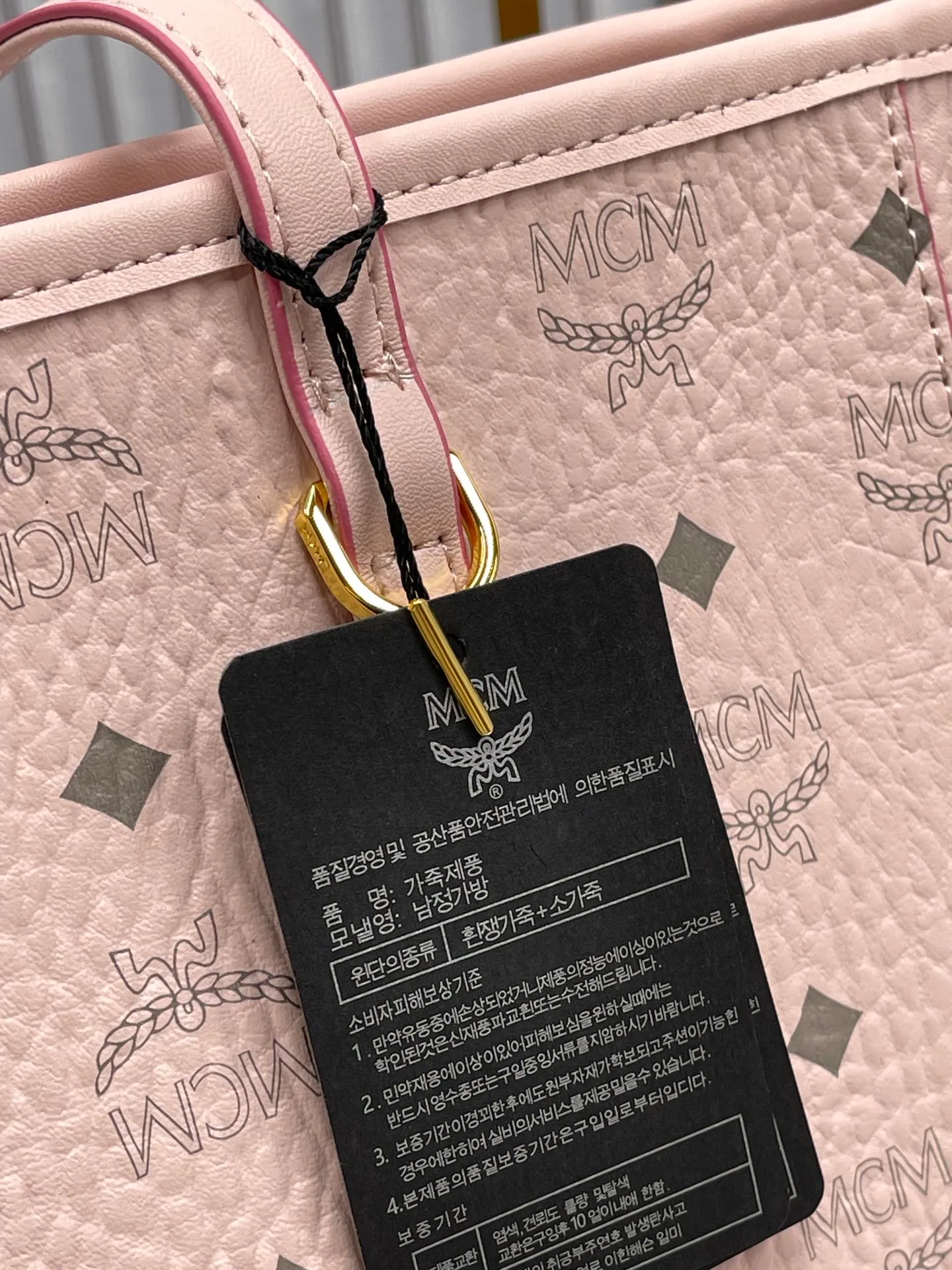 Batch 420💐MCM large shopping bag [New model launched] No gift box🎁Packaging Model 09. 🦁️Toni shopping bag is made of classic Visetos material and decorated with soft Nappa leather trim. The trapezoidal shape combines aesthetic features with strong practicality. Inside, the luxurious cotton canvas compartment is printed with a chain-link pattern inspired by traditional street fashion, and a top zip closure keeps belongings safe. Dimensions: 32 x 32 x 16.0 cm,