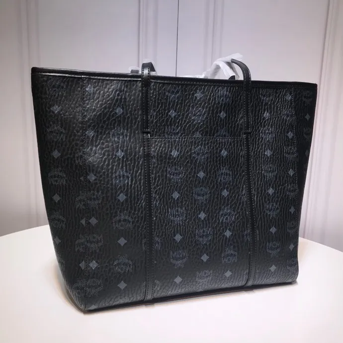 M Home 🔥Batch 380¥ Style number: 6718. ⚜️MCM⚜️🆕Toni Visetos shopping bag This Toni shopping bag🛍️ is made of classic Visetos material and decorated with soft Nappa leather trim. Its trapezoidal shape combines aesthetic features with strong practicality. The interior's luxurious cotton canvas compartments are printed with a chain link pattern inspired by ⚜️MCM⚜️ traditional street fashion, and a top zipper closure keeps belongings safe. Dimensions: 32x 32x 16🎫