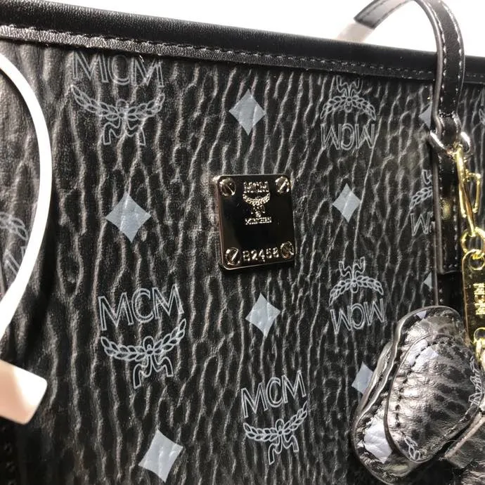 M Home 🔥Batch 380¥ Style number: 6718. ⚜️MCM⚜️🆕Toni Visetos shopping bag This Toni shopping bag🛍️ is made of classic Visetos material and decorated with soft Nappa leather trim. Its trapezoidal shape combines aesthetic features with strong practicality. The interior's luxurious cotton canvas compartments are printed with a chain link pattern inspired by ⚜️MCM⚜️ traditional street fashion, and a top zipper closure keeps belongings safe. Dimensions: 32x 32x 16🎫