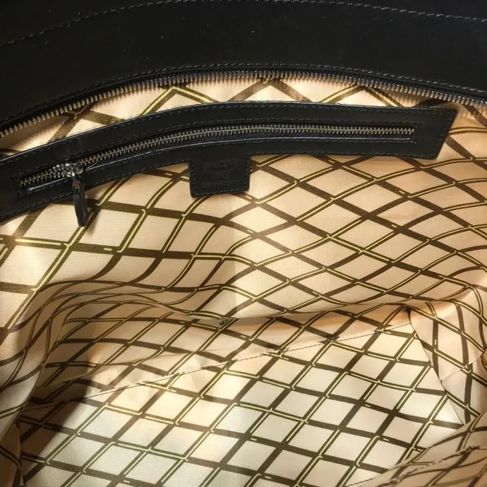 M Home 🔥Batch 380¥ Style number: 6718. ⚜️MCM⚜️🆕Toni Visetos shopping bag This Toni shopping bag🛍️ is made of classic Visetos material and decorated with soft Nappa leather trim. Its trapezoidal shape combines aesthetic features with strong practicality. The interior's luxurious cotton canvas compartments are printed with a chain link pattern inspired by ⚜️MCM⚜️ traditional street fashion, and a top zipper closure keeps belongings safe. Dimensions: 32x 32x 16🎫