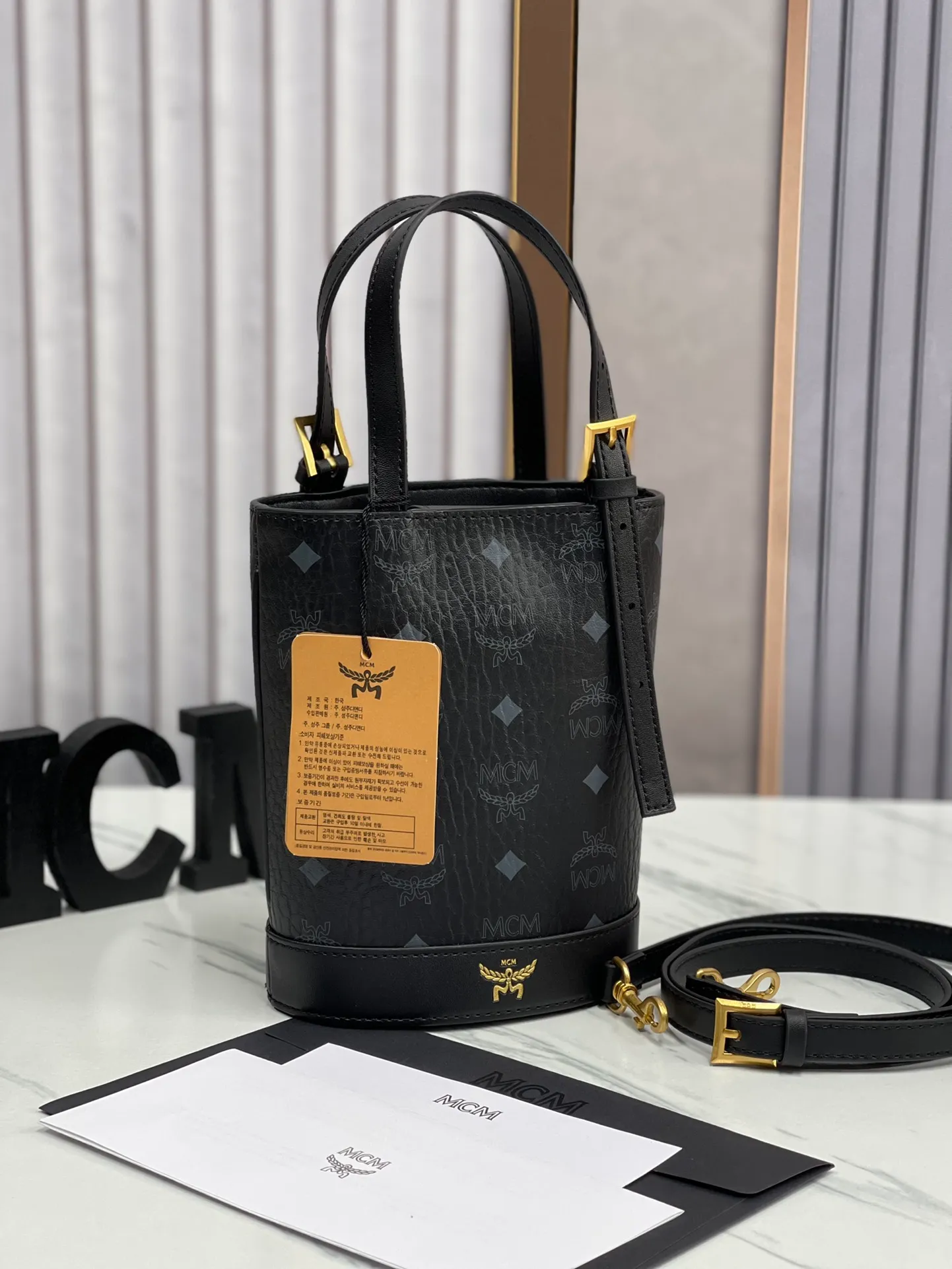 Batch 380💰🎋MCM newly upgraded ✈️ Comes with environmentally friendly gift box♻️🎁2024 counter latest bucket bag Toni Visetos shopping bag has a new look, super beautiful👗 This compact shopping bag is multi-functional and will last forever. Don't let the size of this mini tote fool you, it's designed with spacious interior and exterior compartments to store all your small essentials. The cotton canvas lining features a print inspired by street fashion, subtly retaining MCM's adventurous aesthetic. Pair it with the included cross-body strap for hands-free functionality and greater portability. 19X14.5X9.5