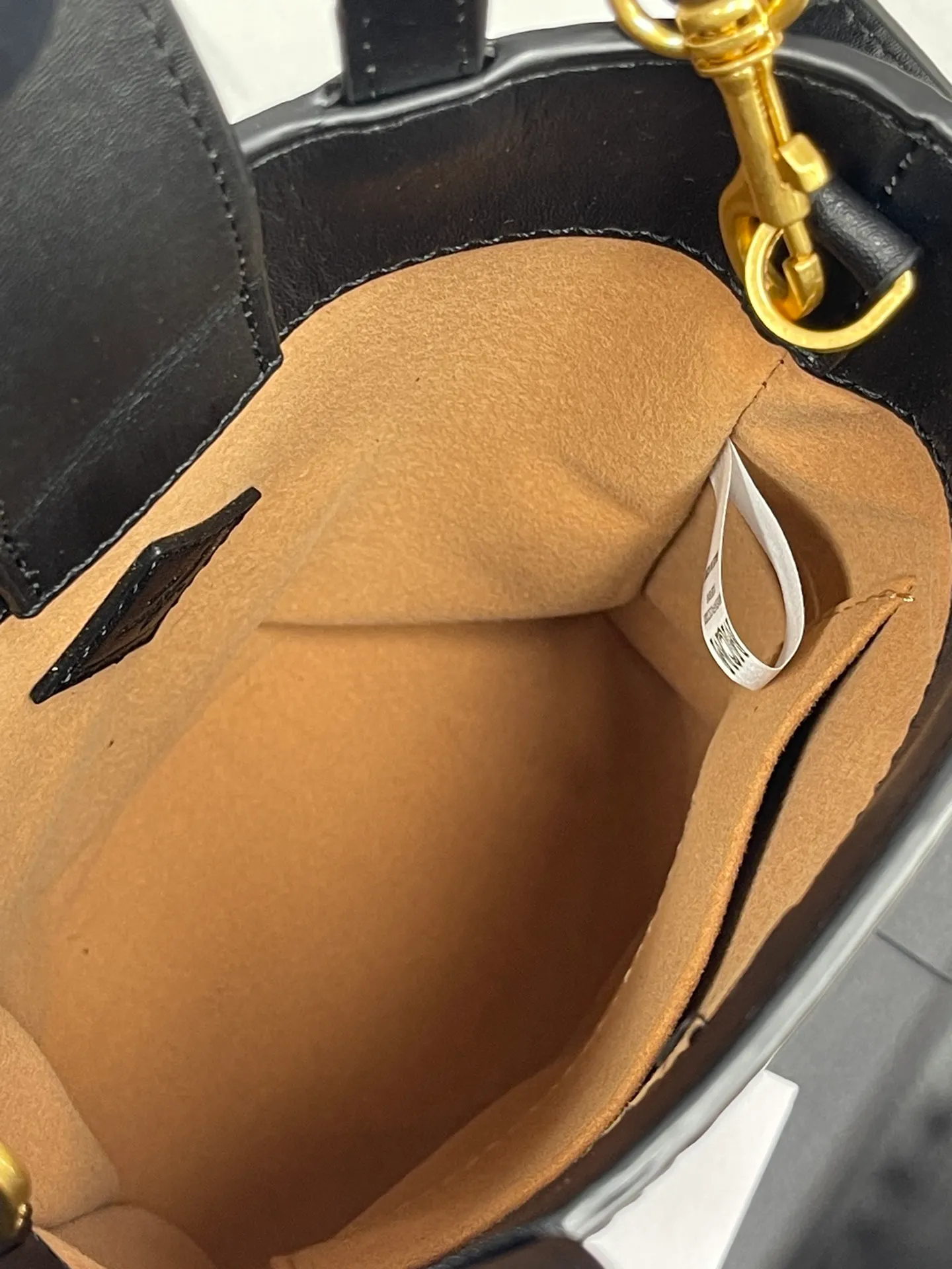 Batch 380💰🎋MCM newly upgraded ✈️ Comes with environmentally friendly gift box♻️🎁2024 counter latest bucket bag Toni Visetos shopping bag has a new look, super beautiful👗 This compact shopping bag is multi-functional and will last forever. Don't let the size of this mini tote fool you, it's designed with spacious interior and exterior compartments to store all your small essentials. The cotton canvas lining features a print inspired by street fashion, subtly retaining MCM's adventurous aesthetic. Pair it with the included cross-body strap for hands-free functionality and greater portability. 19X14.5X9.5