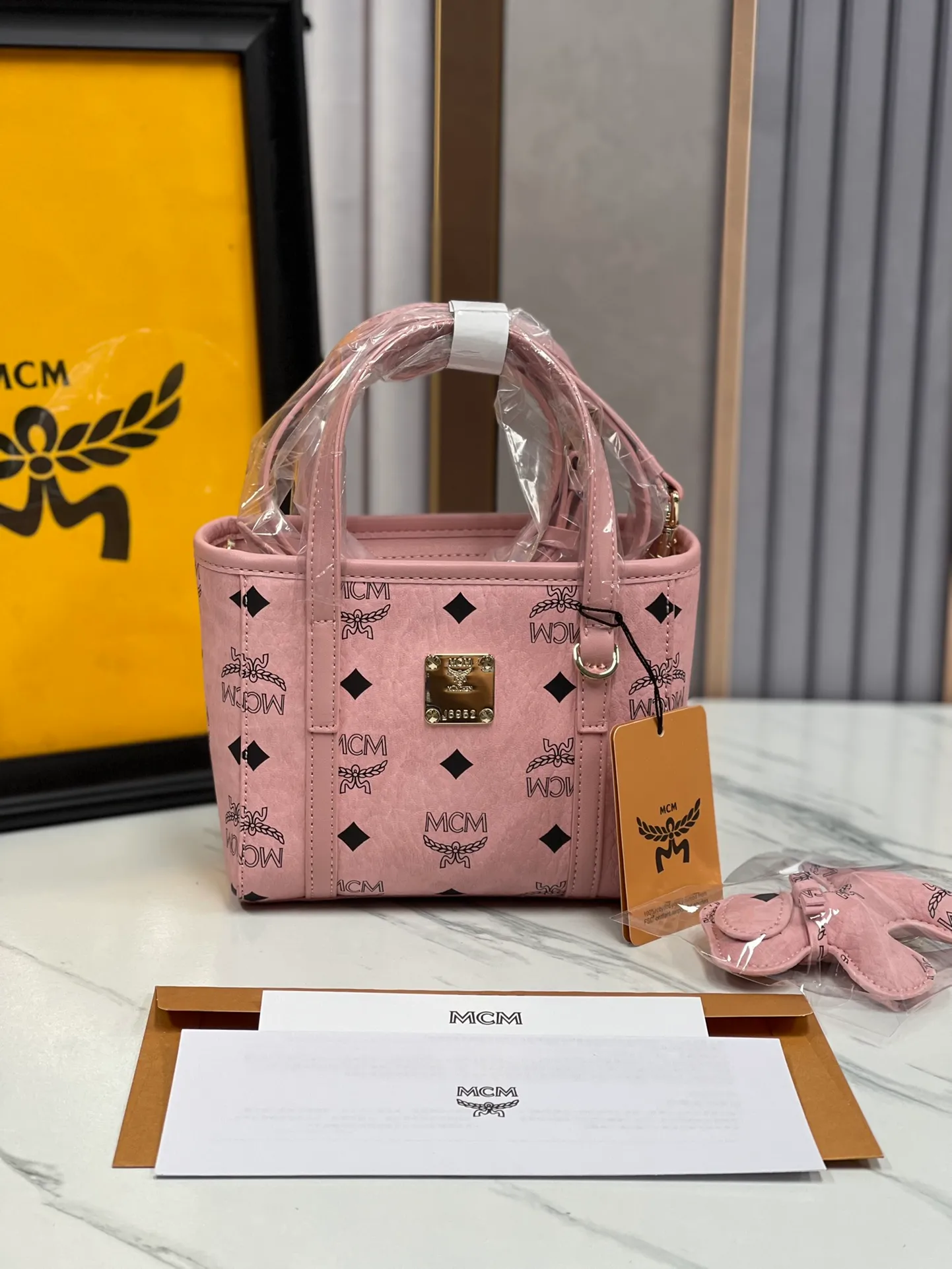 Batch 360💰🎋MCM counter new color new mini vegetable basket🧺Sakura pink·🌸·New upgraded version·High quality✈️ Comes with environmentally friendly gift box♻️🎁Packaging model: Toni Visetos shopping bag has a new look, super beautiful👗 This compact shopping bag is multi-functional and will last forever. Don't let the size of this mini tote fool you, it's designed with spacious interior and exterior compartments to store all your small essentials. The cotton canvas lining features a print inspired by street fashion, subtly retaining MCM's adventurous aesthetic. Pair it with the included cross-body strap for hands-free functionality and greater portability. 16*14🌸