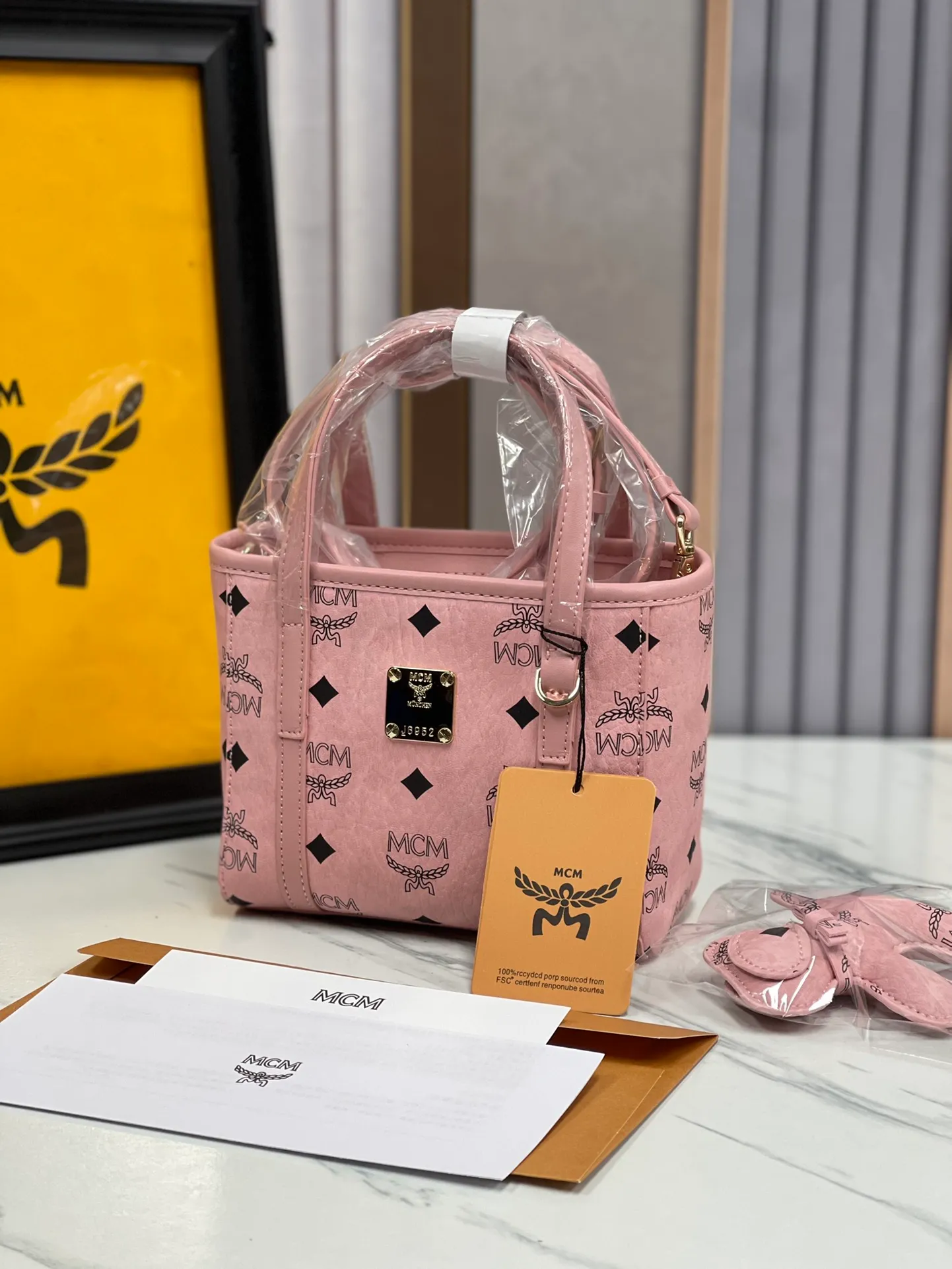Batch 360💰🎋MCM counter new color new mini vegetable basket🧺Sakura pink·🌸·New upgraded version·High quality✈️ Comes with environmentally friendly gift box♻️🎁Packaging model: Toni Visetos shopping bag has a new look, super beautiful👗 This compact shopping bag is multi-functional and will last forever. Don't let the size of this mini tote fool you, it's designed with spacious interior and exterior compartments to store all your small essentials. The cotton canvas lining features a print inspired by street fashion, subtly retaining MCM's adventurous aesthetic. Pair it with the included cross-body strap for hands-free functionality and greater portability. 16*14🌸