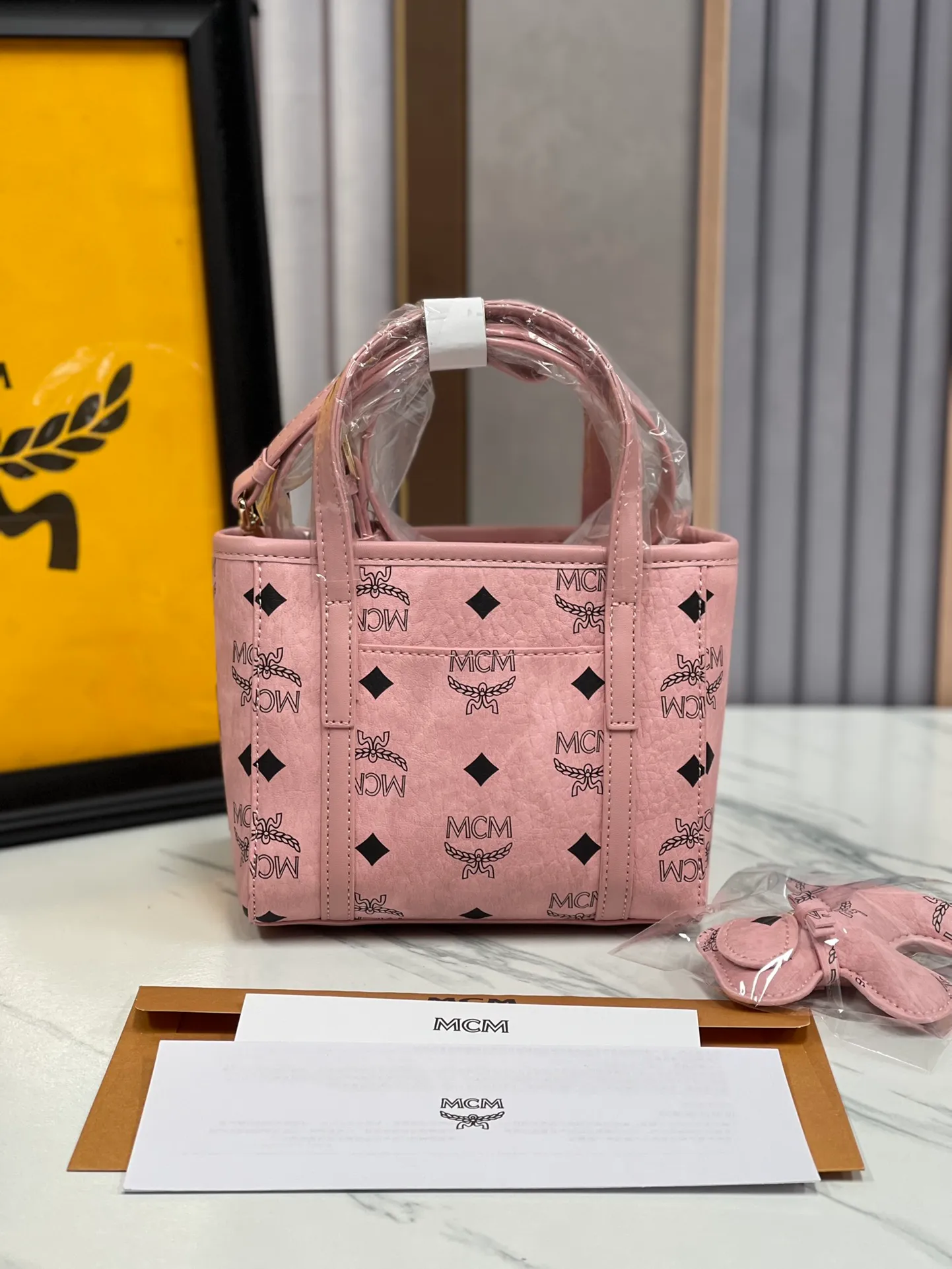 Batch 360💰🎋MCM counter new color new mini vegetable basket🧺Sakura pink·🌸·New upgraded version·High quality✈️ Comes with environmentally friendly gift box♻️🎁Packaging model: Toni Visetos shopping bag has a new look, super beautiful👗 This compact shopping bag is multi-functional and will last forever. Don't let the size of this mini tote fool you, it's designed with spacious interior and exterior compartments to store all your small essentials. The cotton canvas lining features a print inspired by street fashion, subtly retaining MCM's adventurous aesthetic. Pair it with the included cross-body strap for hands-free functionality and greater portability. 16*14🌸