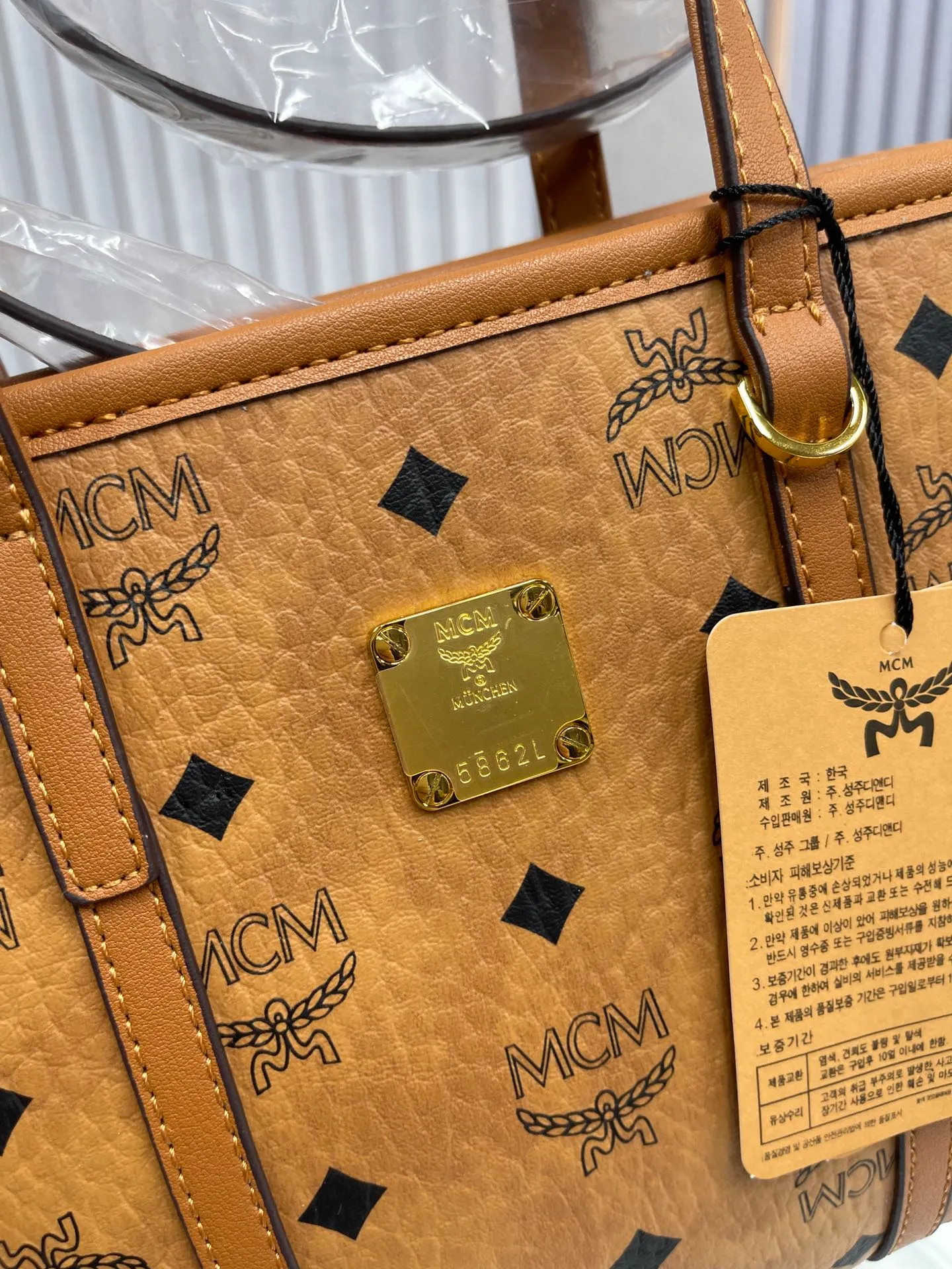 Batch 360💰🎋MCM new upgraded version·High quality✈️ Comes with environmentally friendly gift box♻️🎁Packaging model: 190820 Toni Visetos shopping bag has a new look, super beautiful👗 This compact shopping bag is multi-functional and will last forever. Don't let the size of this mini tote fool you, it's designed with spacious interior and exterior compartments to store all your small essentials. The cotton canvas lining features a print inspired by street fashion, subtly retaining MCM's adventurous aesthetic. Pair it with the included cross-body strap for hands-free functionality and greater portability. 18.5x19x9.5cm🌸
