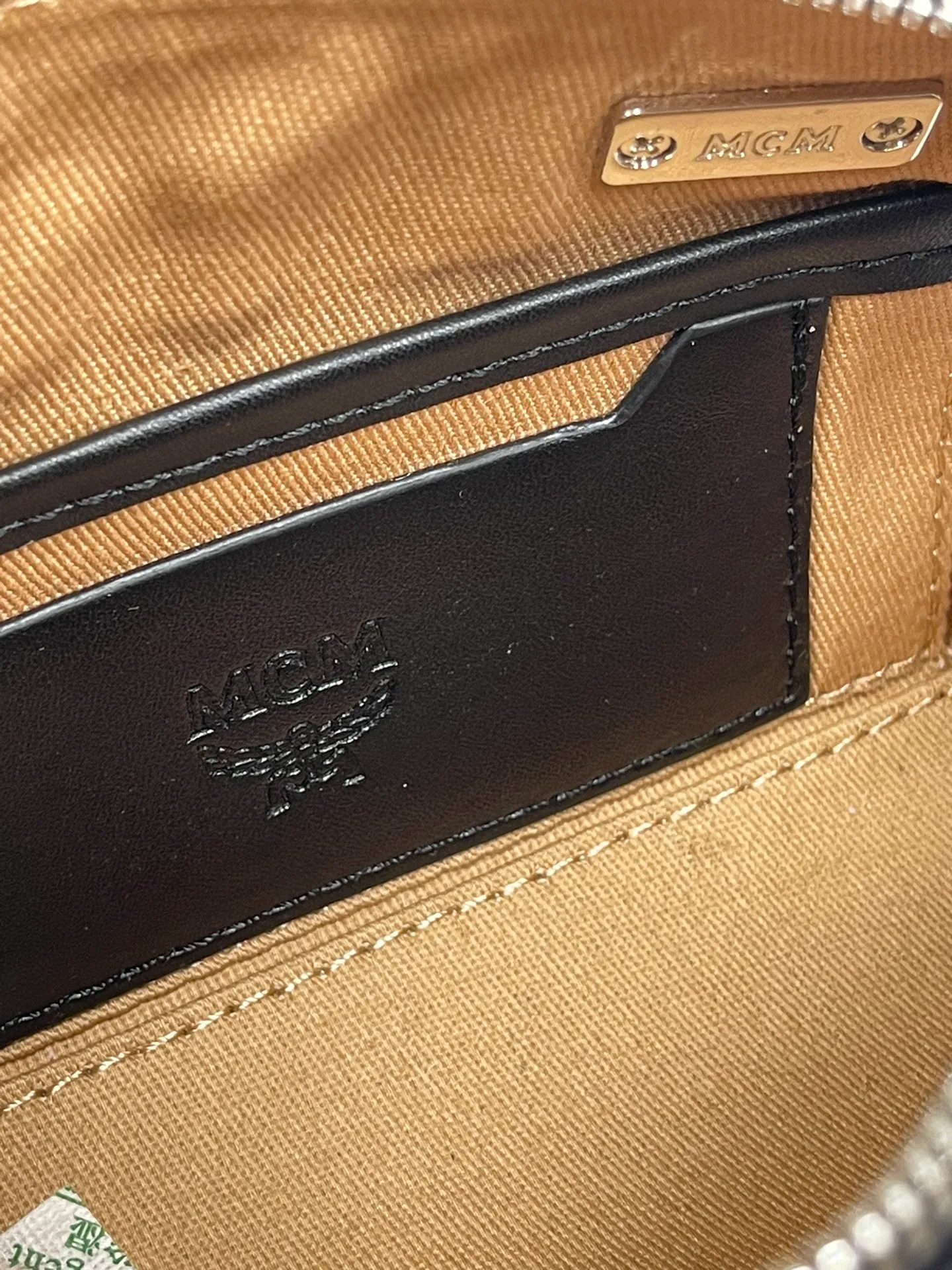 P380💰MCM new upgraded version✈️·High quality💐With gift box🎁Packaging [Exclusive real shot] Model Mini Boston This Boston handbag is made of classic Visetos material, which expresses tribute to MCM's roots in travel. Its shape is reminiscent of a weekender bag, with clean lines and an extended zipper for easy opening. The workmanship is meticulous and meticulous, with the top handles wrapped, stitched and edge-painted by hand. Size: 18*9.5cm