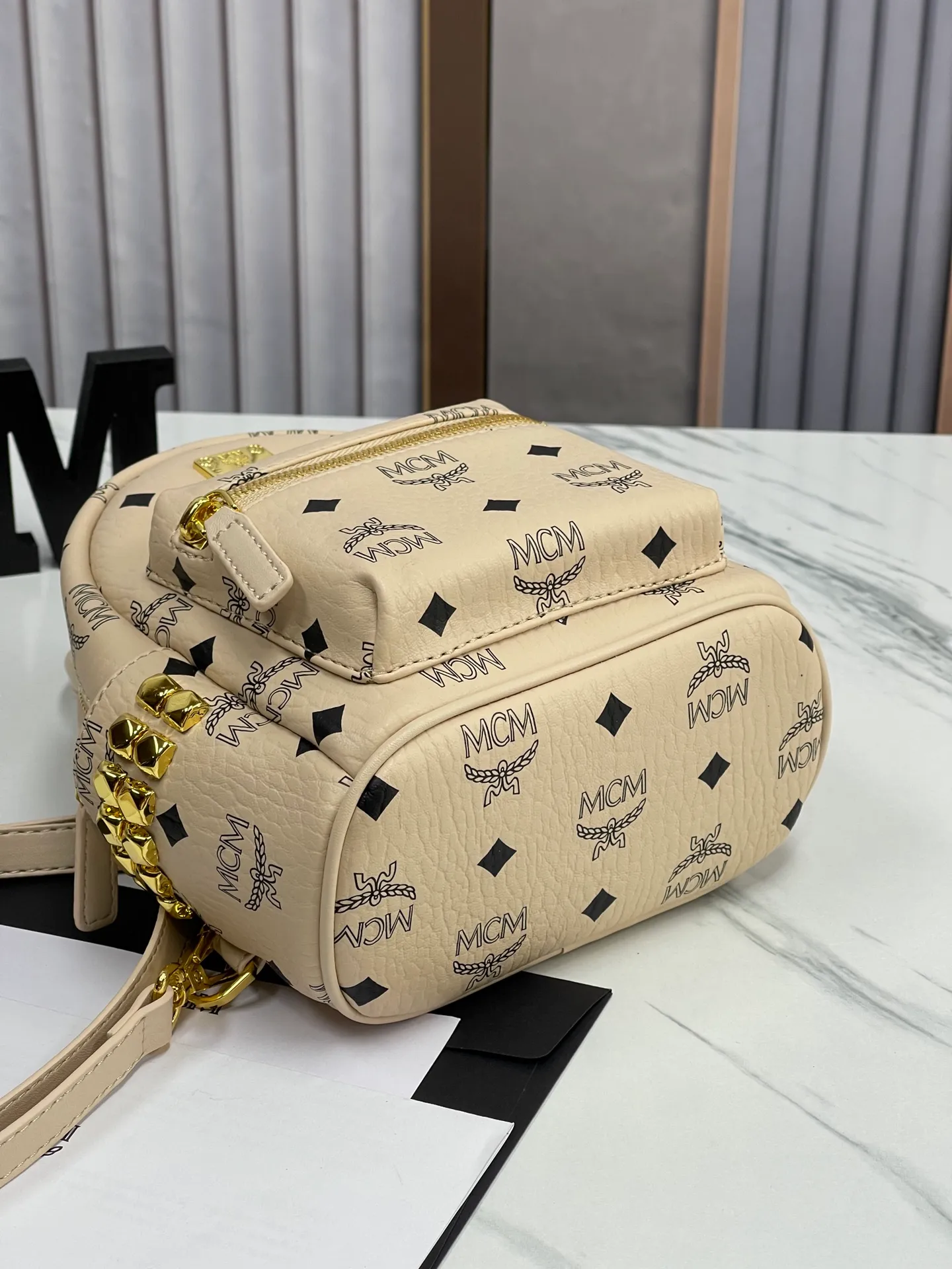 Batch 410💰M Home [Real shot with mobile phone] Super miniMCM Trendy Product Express #18 The new metallic version is equipped with MCM side studs to create an addictive daily trendy product, showing the brand's neo-futuristic aesthetics; the side studs and classic patterns collide to create a classic and playful effect, which is hard to put down. 🌼Super mini size: 17*21*9cm🌷🌷