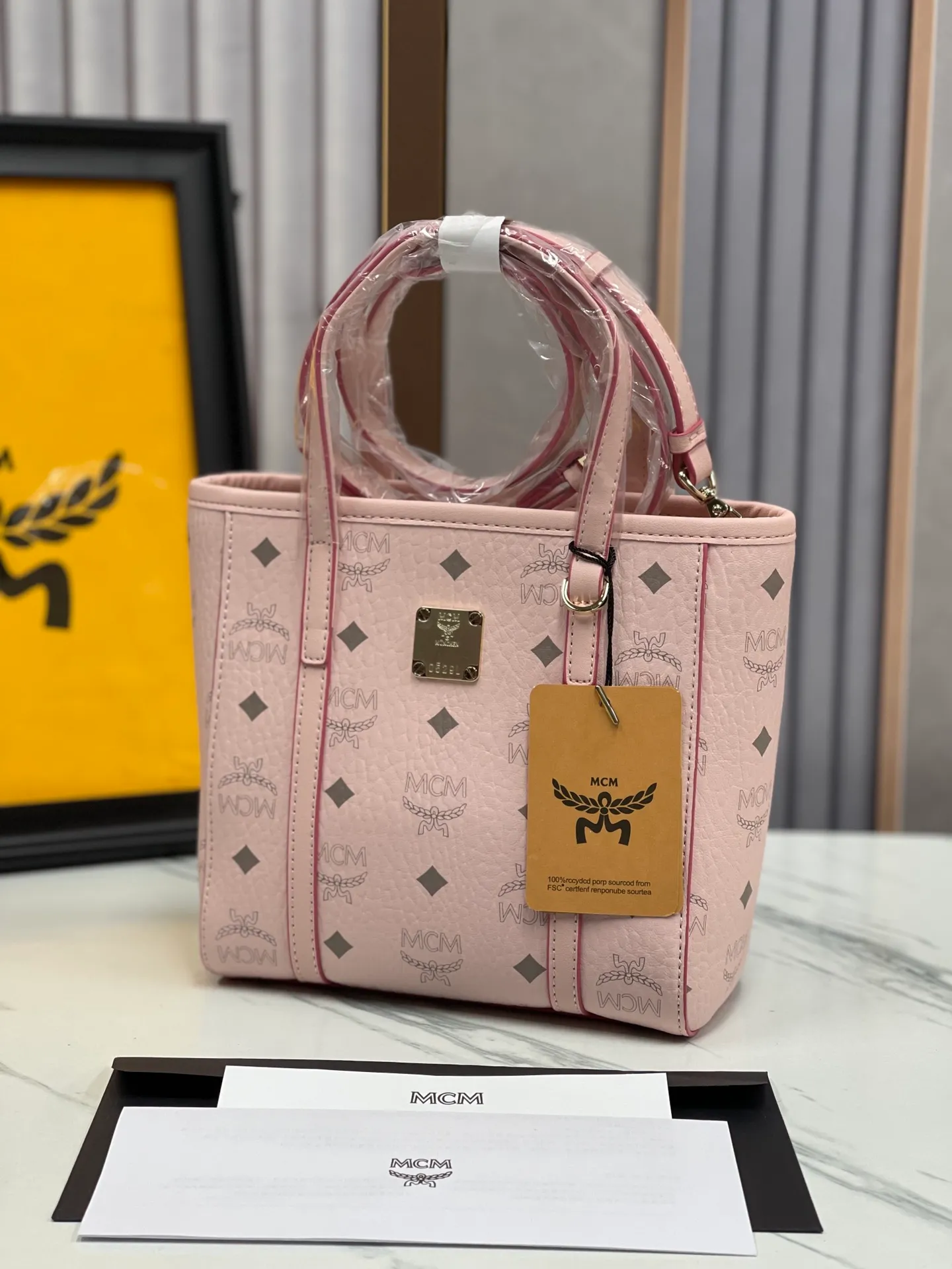 Batch 360💰🎋MCM new upgraded version·High quality✈️ Comes with environmentally friendly gift box♻️🎁Packaging model: 190820 Toni Visetos shopping bag has a new look, super beautiful👗 This compact shopping bag is multi-functional and will last forever. Don't let the size of this mini tote fool you, it's designed with spacious interior and exterior compartments to store all your small essentials. The cotton canvas lining features a print inspired by street fashion, subtly retaining MCM's adventurous aesthetic. Pair it with the included cross-body strap for hands-free functionality and greater portability. 18.5x19x9.5cm🌸