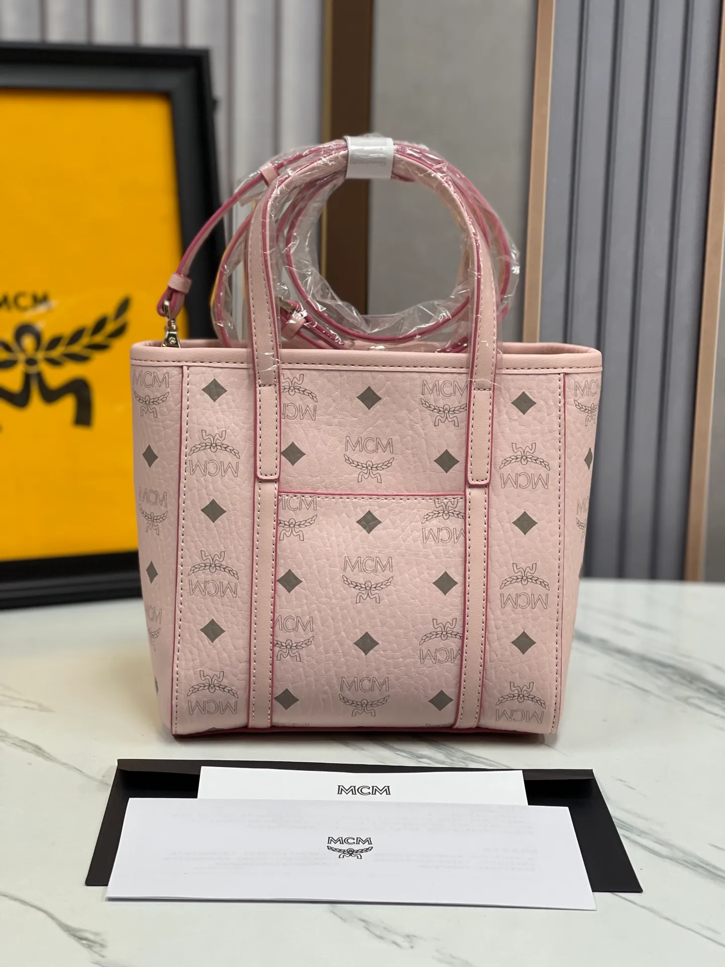 Batch 360💰🎋MCM new upgraded version·High quality✈️ Comes with environmentally friendly gift box♻️🎁Packaging model: 190820 Toni Visetos shopping bag has a new look, super beautiful👗 This compact shopping bag is multi-functional and will last forever. Don't let the size of this mini tote fool you, it's designed with spacious interior and exterior compartments to store all your small essentials. The cotton canvas lining features a print inspired by street fashion, subtly retaining MCM's adventurous aesthetic. Pair it with the included cross-body strap for hands-free functionality and greater portability. 18.5x19x9.5cm🌸
