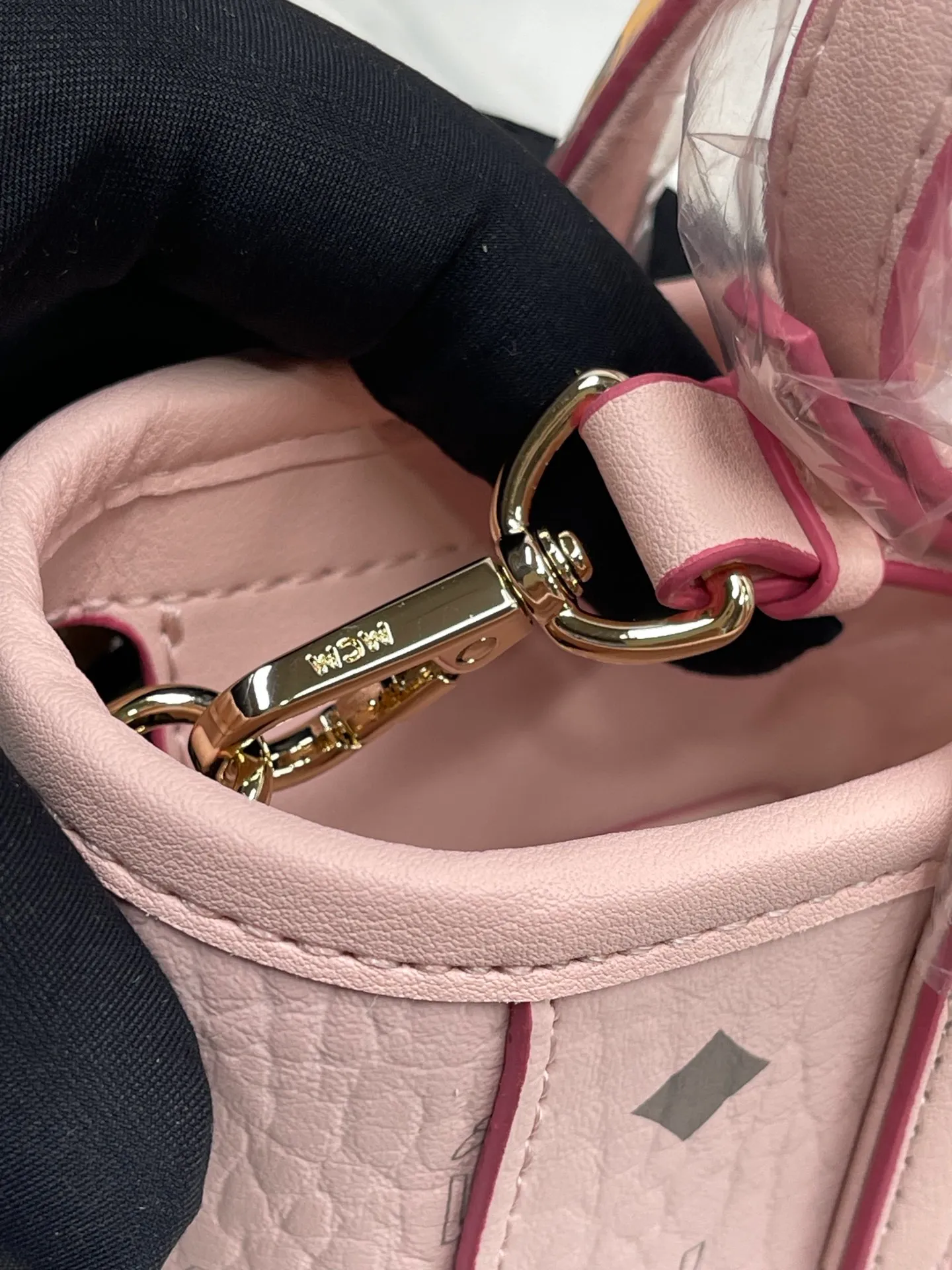 Batch 360💰🎋MCM new upgraded version·High quality✈️ Comes with environmentally friendly gift box♻️🎁Packaging model: 190820 Toni Visetos shopping bag has a new look, super beautiful👗 This compact shopping bag is multi-functional and will last forever. Don't let the size of this mini tote fool you, it's designed with spacious interior and exterior compartments to store all your small essentials. The cotton canvas lining features a print inspired by street fashion, subtly retaining MCM's adventurous aesthetic. Pair it with the included cross-body strap for hands-free functionality and greater portability. 18.5x19x9.5cm🌸