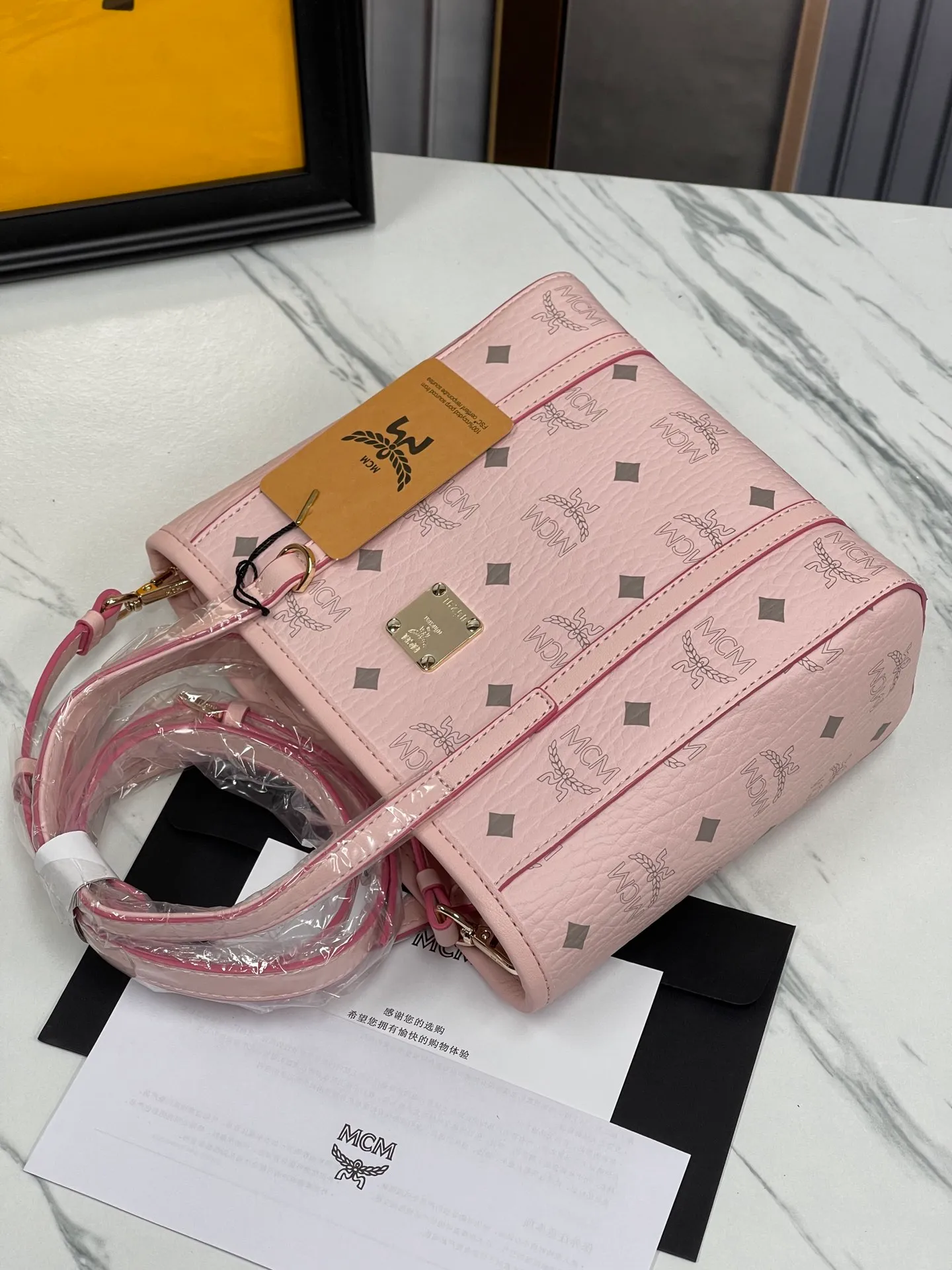 Batch 360💰🎋MCM new upgraded version·High quality✈️ Comes with environmentally friendly gift box♻️🎁Packaging model: 190820 Toni Visetos shopping bag has a new look, super beautiful👗 This compact shopping bag is multi-functional and will last forever. Don't let the size of this mini tote fool you, it's designed with spacious interior and exterior compartments to store all your small essentials. The cotton canvas lining features a print inspired by street fashion, subtly retaining MCM's adventurous aesthetic. Pair it with the included cross-body strap for hands-free functionality and greater portability. 18.5x19x9.5cm🌸