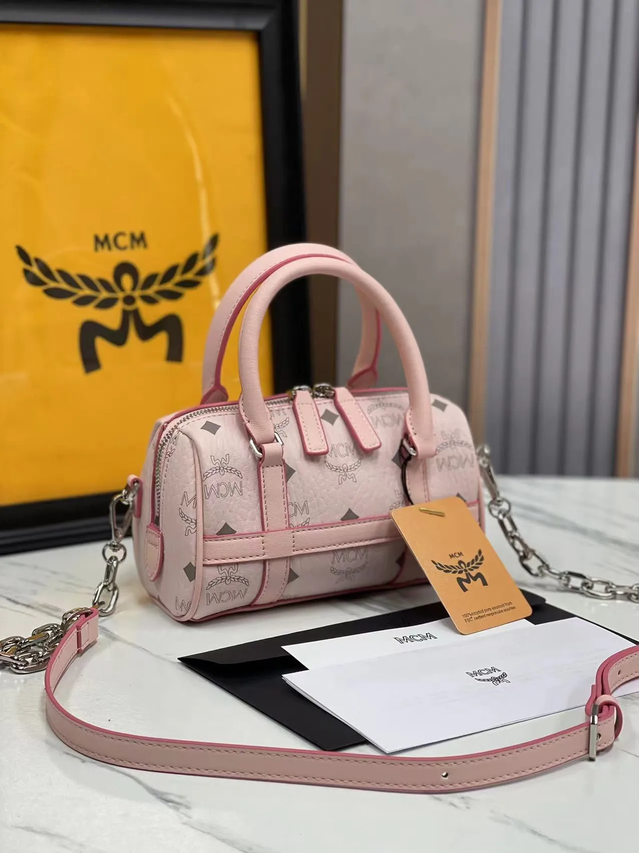 P400💰MCM New Upgraded Version✈️·High Quality💐With Gift Box🎁Packaging [Exclusive Real Photo] Model New Mini Boston This Boston handbag is made of classic Visetos material, paying tribute to MCM's roots in travel. Its shape is reminiscent of a weekender bag, with clean lines and an extended zipper for easy opening. Fine workmanship, meticulous size: 18*9.5cm