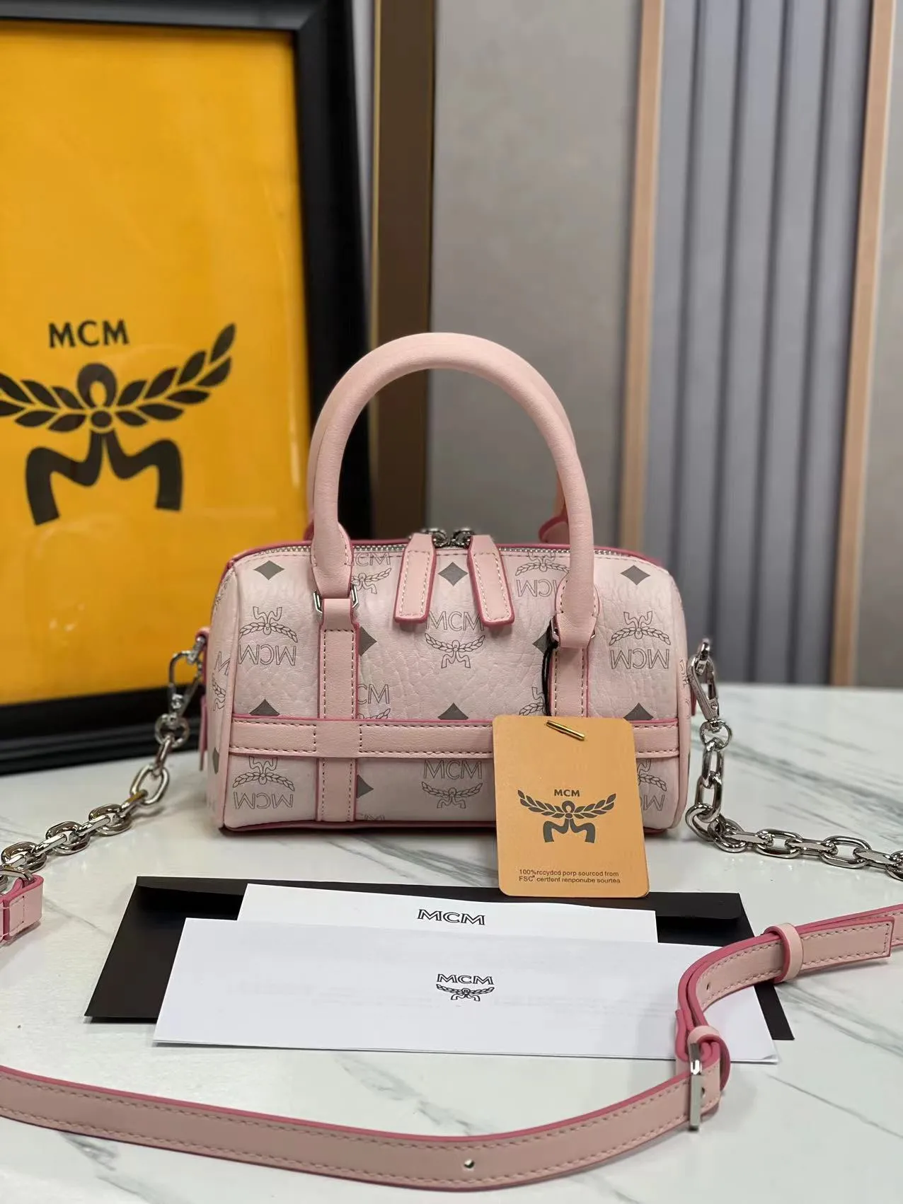 P400💰MCM New Upgraded Version✈️·High Quality💐With Gift Box🎁Packaging [Exclusive Real Photo] Model New Mini Boston This Boston handbag is made of classic Visetos material, paying tribute to MCM's roots in travel. Its shape is reminiscent of a weekender bag, with clean lines and an extended zipper for easy opening. Fine workmanship, meticulous size: 18*9.5cm