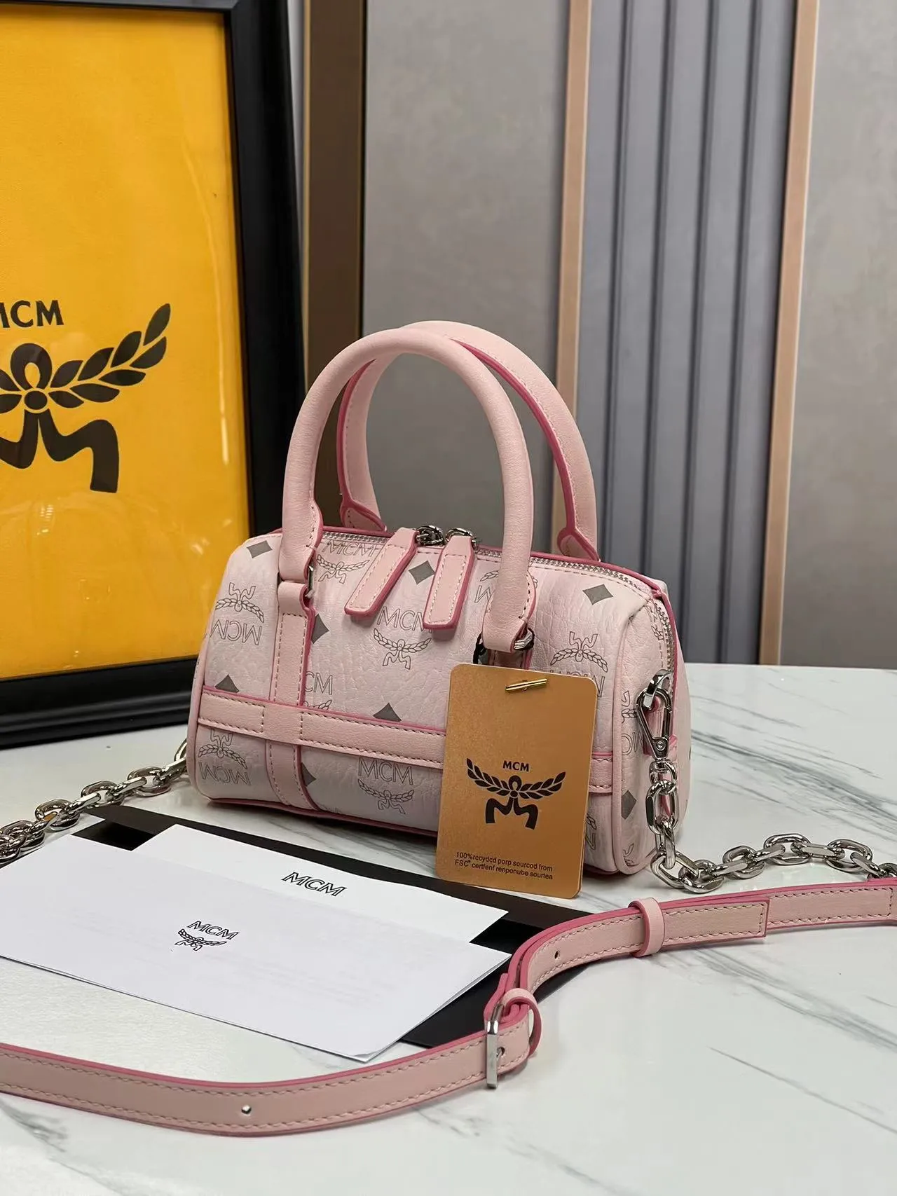 P400💰MCM New Upgraded Version✈️·High Quality💐With Gift Box🎁Packaging [Exclusive Real Photo] Model New Mini Boston This Boston handbag is made of classic Visetos material, paying tribute to MCM's roots in travel. Its shape is reminiscent of a weekender bag, with clean lines and an extended zipper for easy opening. Fine workmanship, meticulous size: 18*9.5cm