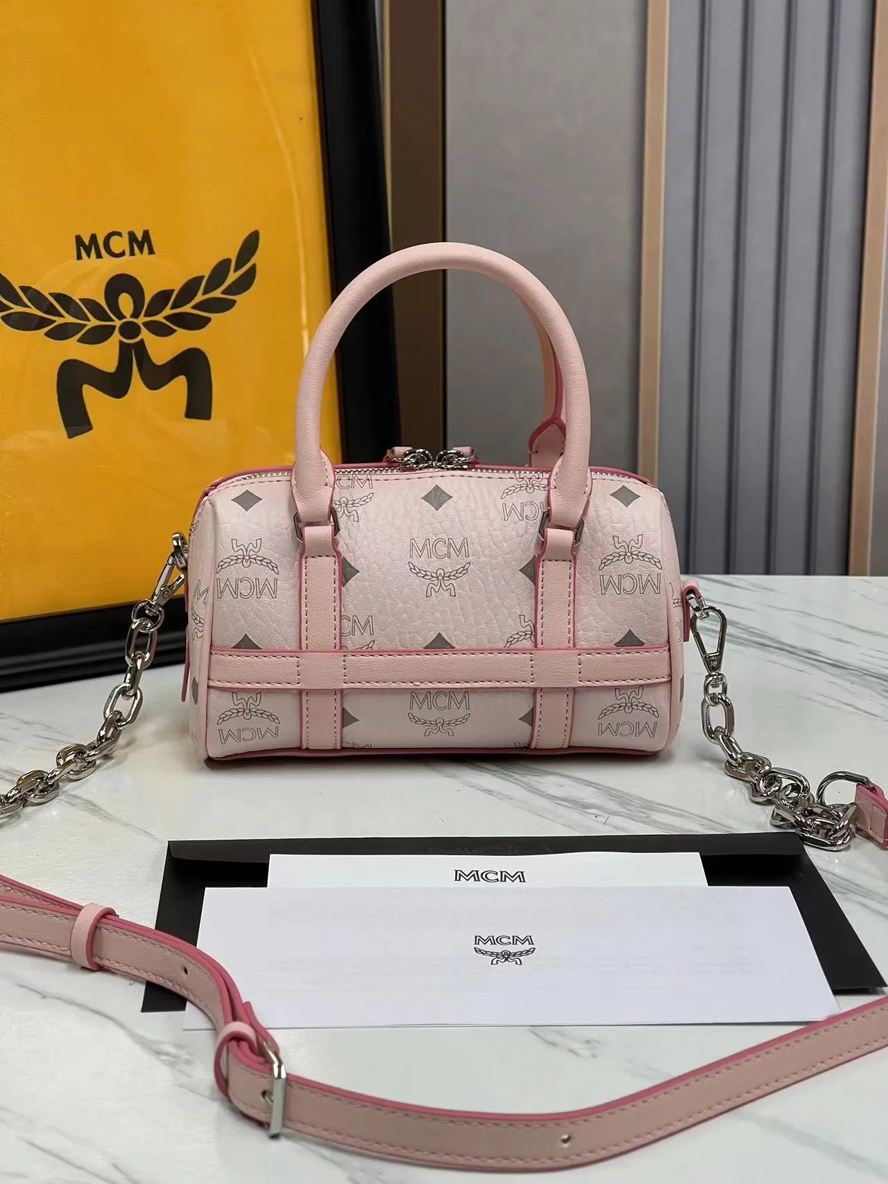 P400💰MCM New Upgraded Version✈️·High Quality💐With Gift Box🎁Packaging [Exclusive Real Photo] Model New Mini Boston This Boston handbag is made of classic Visetos material, paying tribute to MCM's roots in travel. Its shape is reminiscent of a weekender bag, with clean lines and an extended zipper for easy opening. Fine workmanship, meticulous size: 18*9.5cm