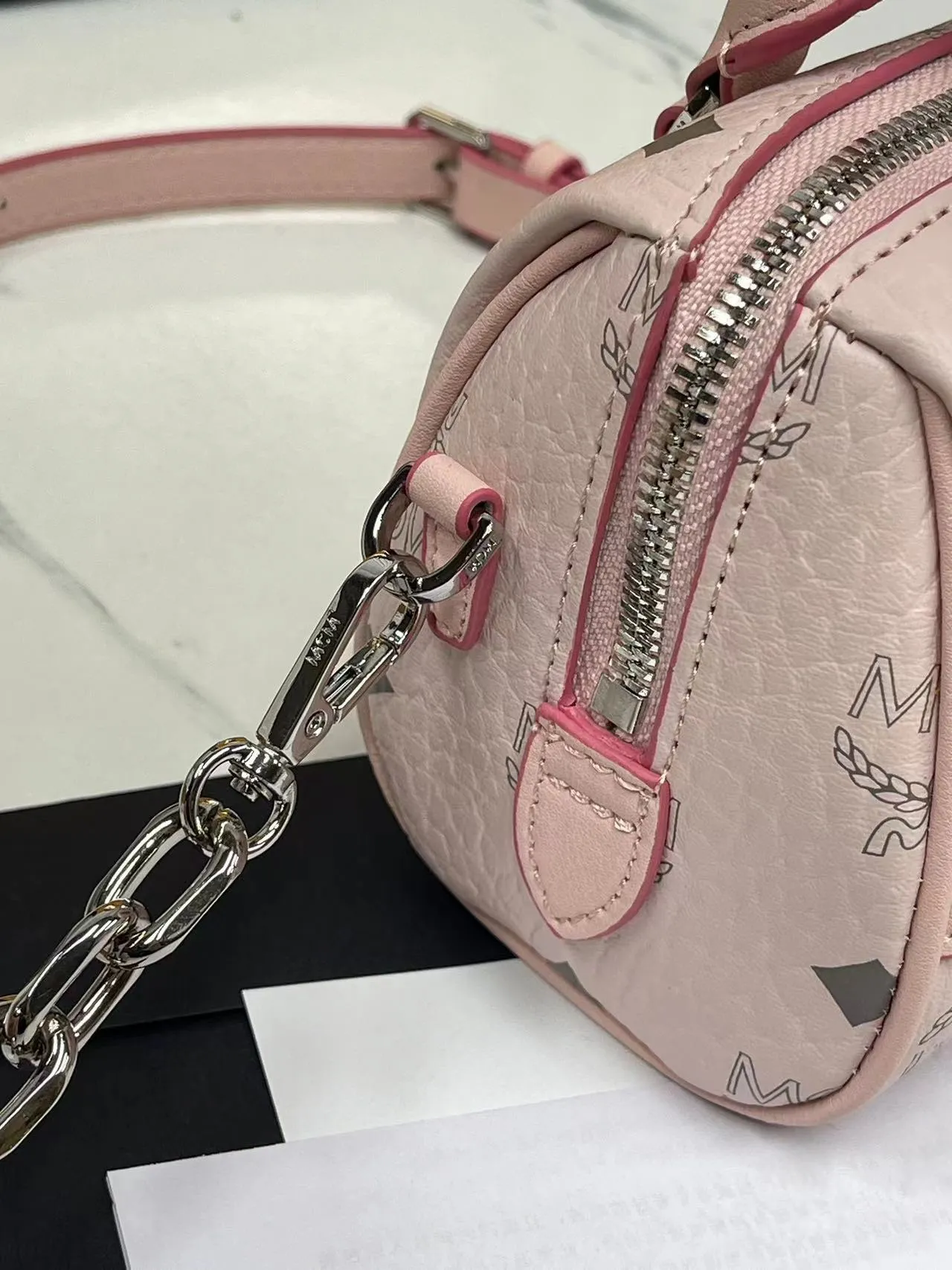 P400💰MCM New Upgraded Version✈️·High Quality💐With Gift Box🎁Packaging [Exclusive Real Photo] Model New Mini Boston This Boston handbag is made of classic Visetos material, paying tribute to MCM's roots in travel. Its shape is reminiscent of a weekender bag, with clean lines and an extended zipper for easy opening. Fine workmanship, meticulous size: 18*9.5cm