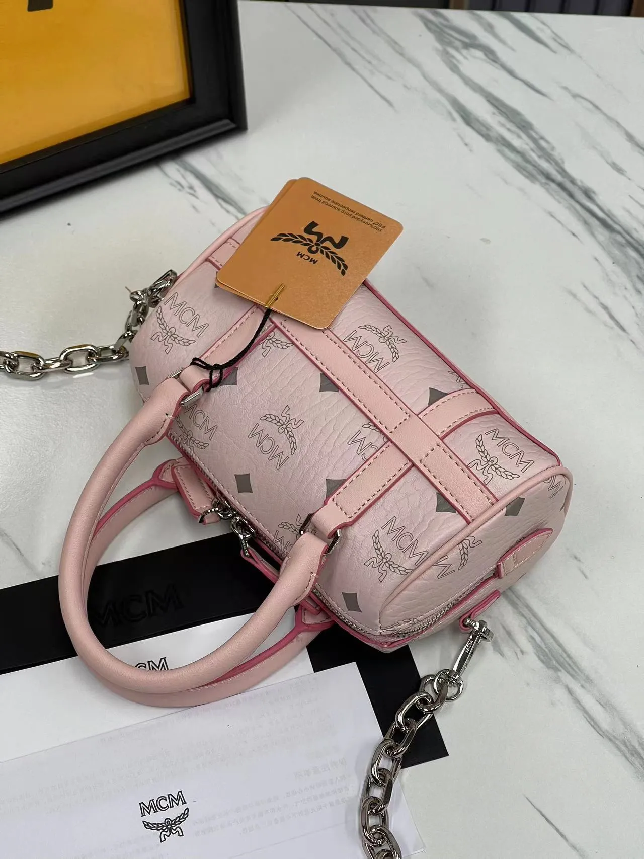 P400💰MCM New Upgraded Version✈️·High Quality💐With Gift Box🎁Packaging [Exclusive Real Photo] Model New Mini Boston This Boston handbag is made of classic Visetos material, paying tribute to MCM's roots in travel. Its shape is reminiscent of a weekender bag, with clean lines and an extended zipper for easy opening. Fine workmanship, meticulous size: 18*9.5cm