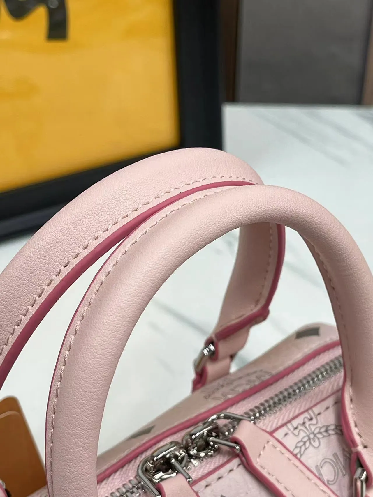 P400💰MCM New Upgraded Version✈️·High Quality💐With Gift Box🎁Packaging [Exclusive Real Photo] Model New Mini Boston This Boston handbag is made of classic Visetos material, paying tribute to MCM's roots in travel. Its shape is reminiscent of a weekender bag, with clean lines and an extended zipper for easy opening. Fine workmanship, meticulous size: 18*9.5cm