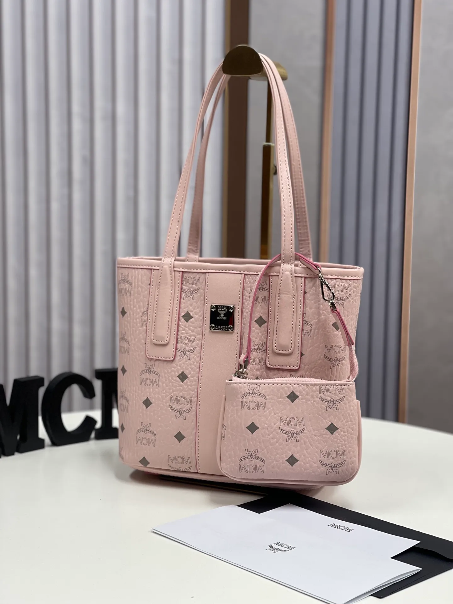Batch 400💰💐MCM newly upgraded ✈️With gift box🎁Packaging [Exclusive real shot] Model 086. Two classic looks combined into one everyday piece. This medium-sized Liz shopping bag is made of Visetos and Nappa calf leather and is reversible. The inside can be flipped out to reveal Cubic's classic pattern. Plus, the lightweight exterior expands and contracts with the leather drawstring. The included detachable zippered clutch adds to the functionality of this shopping bag and can also be removed and used as a separate wallet for short trips. Mini size: about 22X11X20