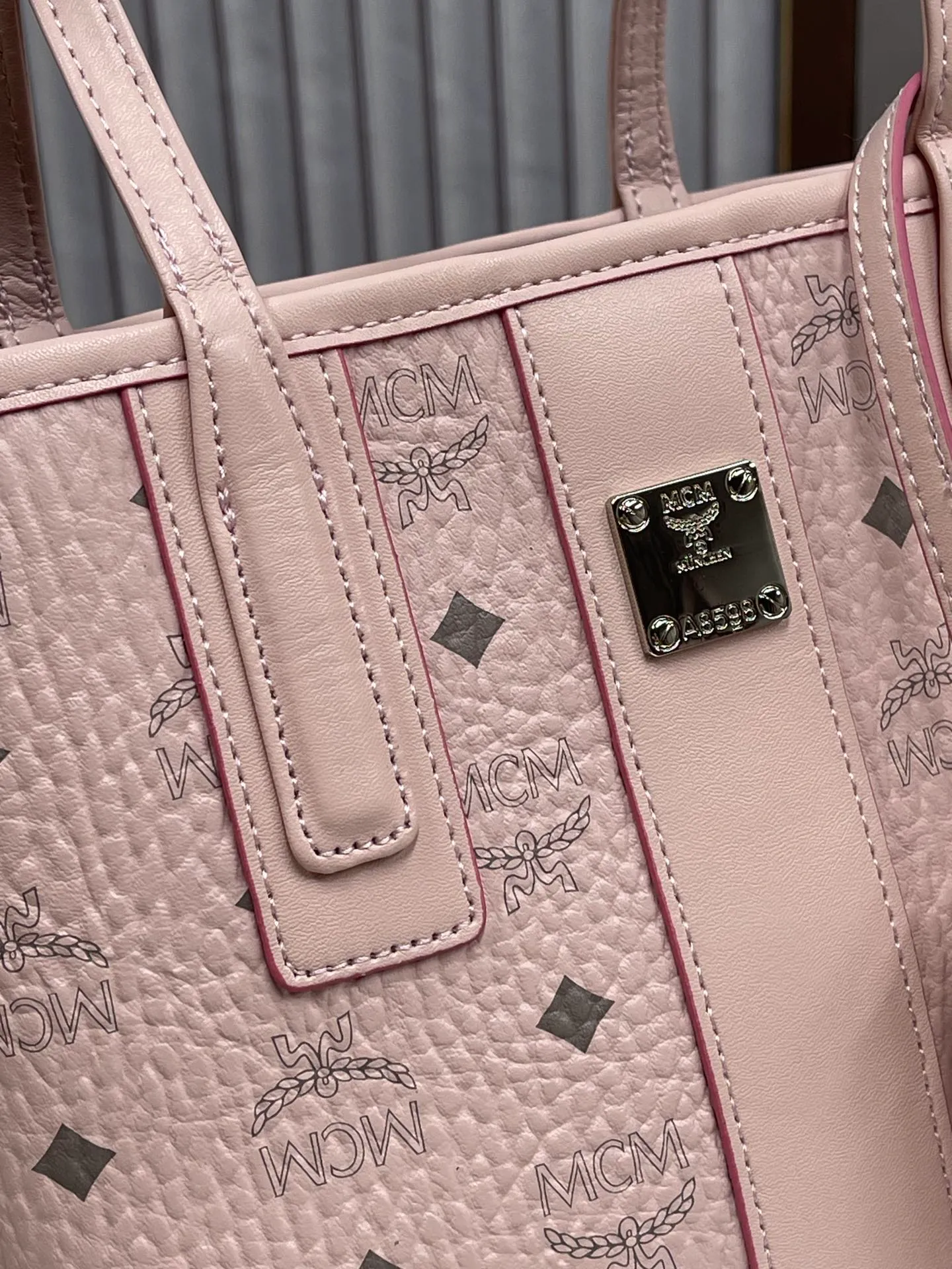 Batch 400💰💐MCM newly upgraded ✈️With gift box🎁Packaging [Exclusive real shot] Model 086. Two classic looks combined into one everyday piece. This medium-sized Liz shopping bag is made of Visetos and Nappa calf leather and is reversible. The inside can be flipped out to reveal Cubic's classic pattern. Plus, the lightweight exterior expands and contracts with the leather drawstring. The included detachable zippered clutch adds to the functionality of this shopping bag and can also be removed and used as a separate wallet for short trips. Mini size: about 22X11X20