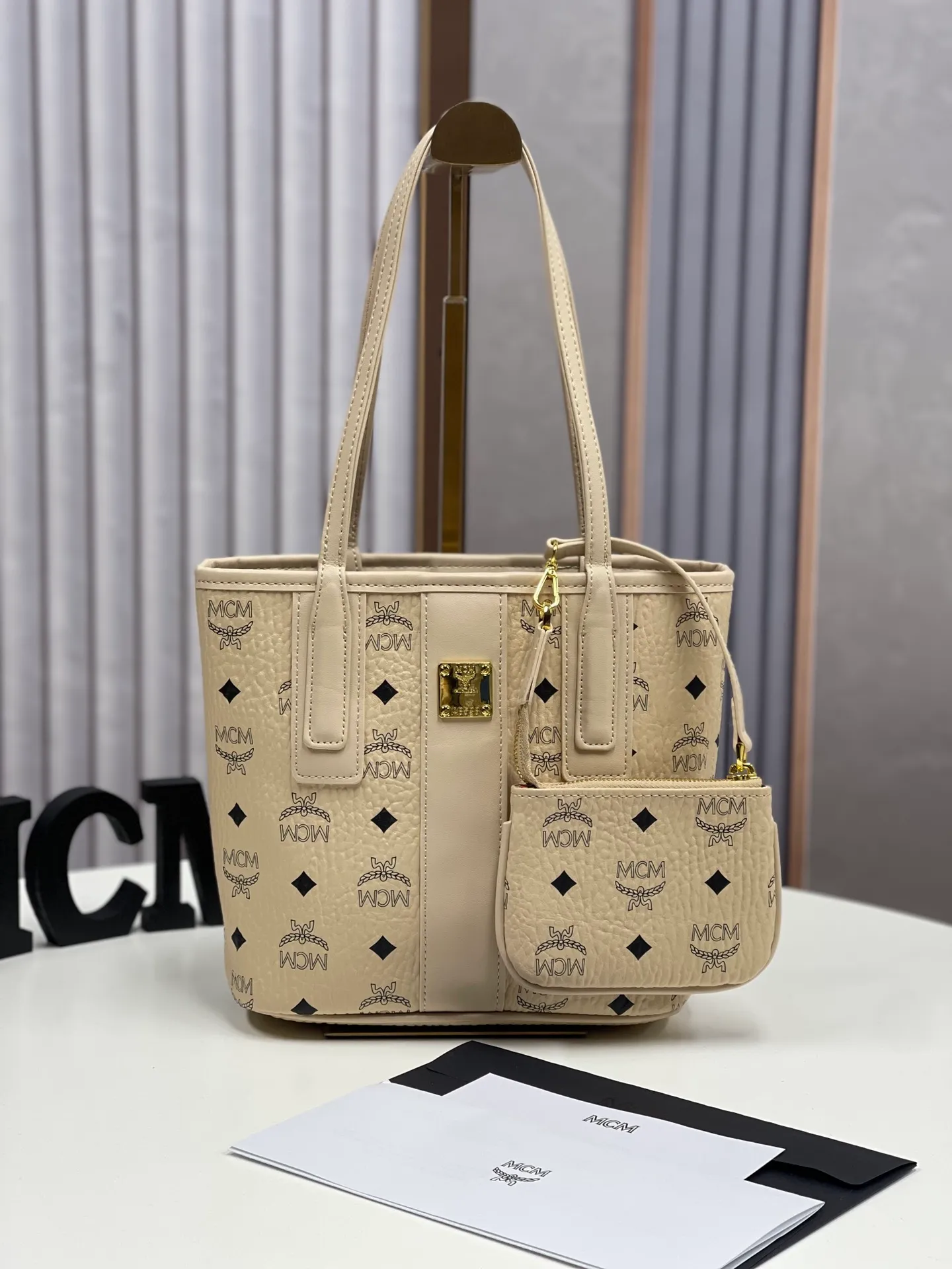 Batch 400💰💐MCM newly upgraded ✈️With gift box🎁Packaging [Exclusive real shot] Model 086. Two classic looks combined into one everyday piece. This medium-sized Liz shopping bag is made of Visetos and Nappa calf leather and is reversible. The inside can be flipped out to reveal Cubic's classic pattern. Plus, the lightweight exterior expands and contracts with the leather drawstring. The included detachable zippered clutch adds to the functionality of this shopping bag and can also be removed and used as a separate wallet for short trips. Mini size: about 22X11X20