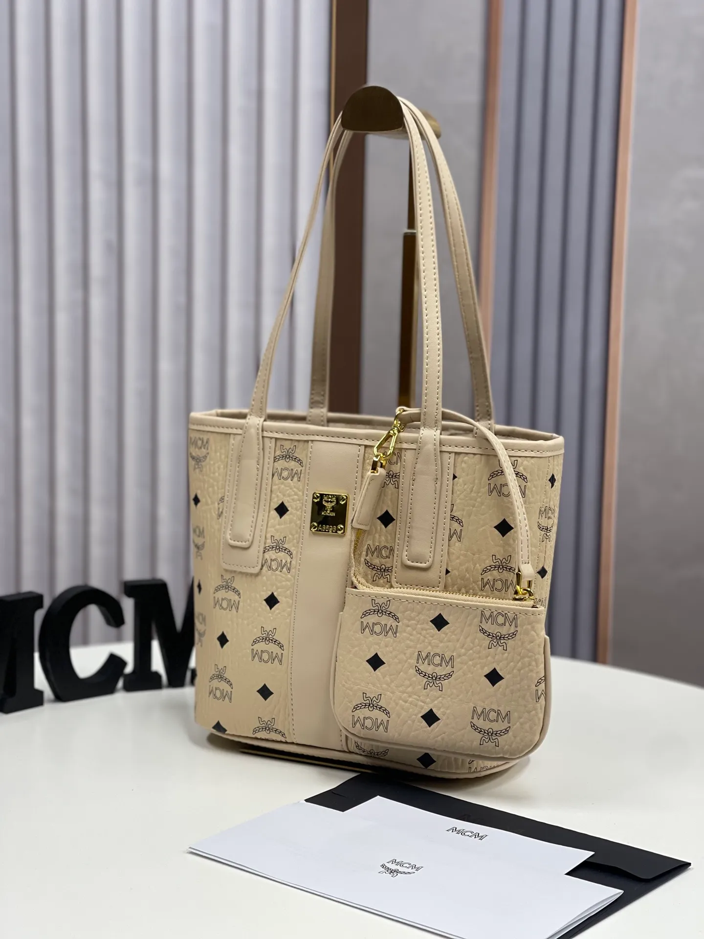 Batch 400💰💐MCM newly upgraded ✈️With gift box🎁Packaging [Exclusive real shot] Model 086. Two classic looks combined into one everyday piece. This medium-sized Liz shopping bag is made of Visetos and Nappa calf leather and is reversible. The inside can be flipped out to reveal Cubic's classic pattern. Plus, the lightweight exterior expands and contracts with the leather drawstring. The included detachable zippered clutch adds to the functionality of this shopping bag and can also be removed and used as a separate wallet for short trips. Mini size: about 22X11X20