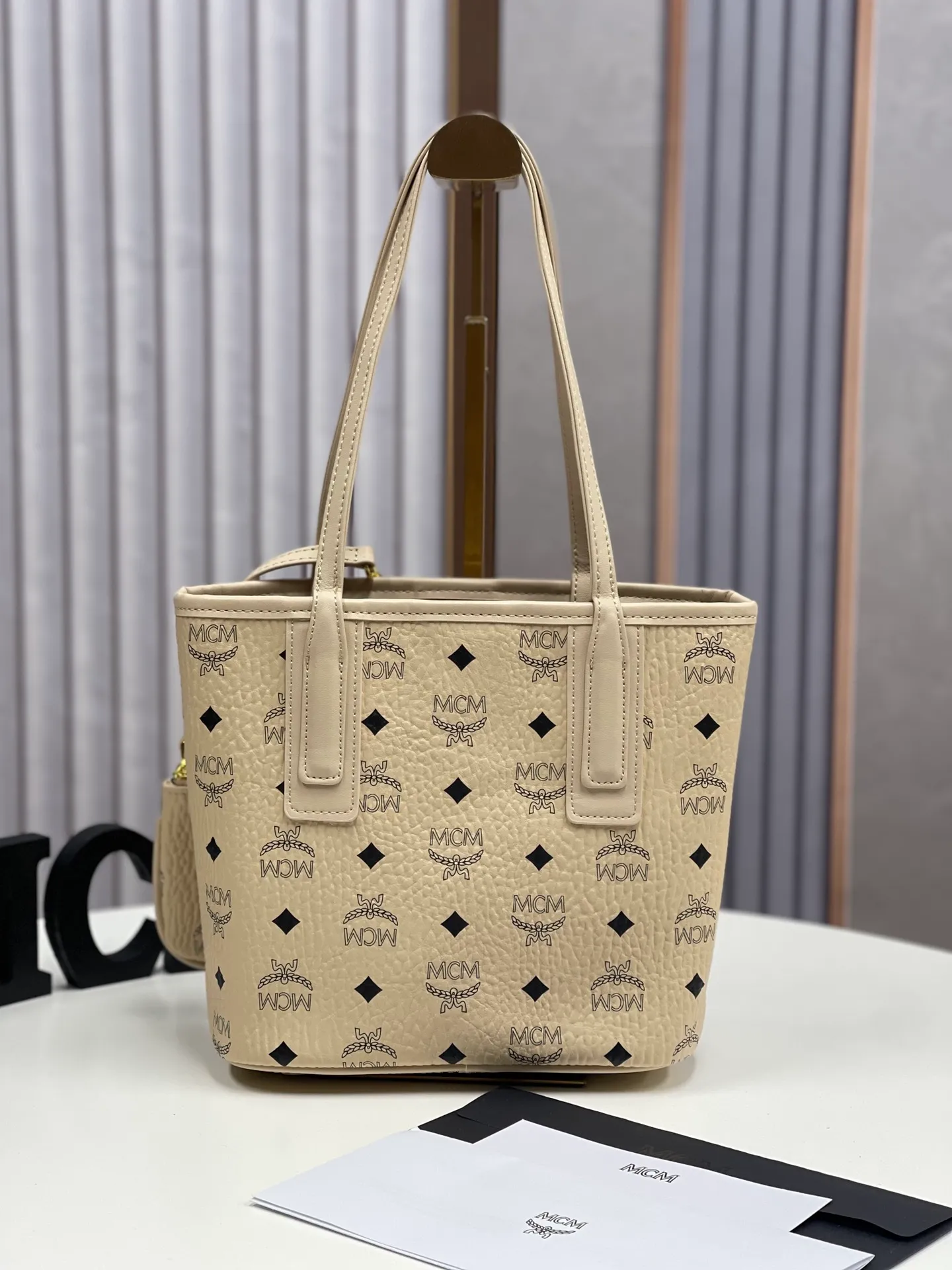 Batch 400💰💐MCM newly upgraded ✈️With gift box🎁Packaging [Exclusive real shot] Model 086. Two classic looks combined into one everyday piece. This medium-sized Liz shopping bag is made of Visetos and Nappa calf leather and is reversible. The inside can be flipped out to reveal Cubic's classic pattern. Plus, the lightweight exterior expands and contracts with the leather drawstring. The included detachable zippered clutch adds to the functionality of this shopping bag and can also be removed and used as a separate wallet for short trips. Mini size: about 22X11X20