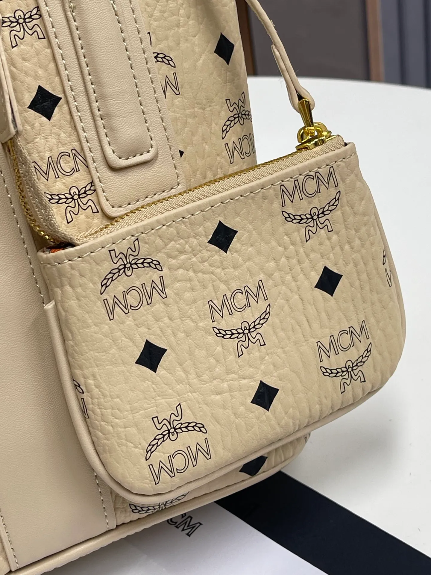 Batch 400💰💐MCM newly upgraded ✈️With gift box🎁Packaging [Exclusive real shot] Model 086. Two classic looks combined into one everyday piece. This medium-sized Liz shopping bag is made of Visetos and Nappa calf leather and is reversible. The inside can be flipped out to reveal Cubic's classic pattern. Plus, the lightweight exterior expands and contracts with the leather drawstring. The included detachable zippered clutch adds to the functionality of this shopping bag and can also be removed and used as a separate wallet for short trips. Mini size: about 22X11X20